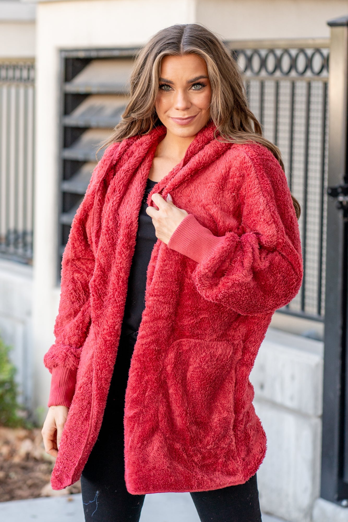 Hem & Thread This is that cozy jacket you will throw on every day and go! One size fits most with an open neckline and long sleeves and side pockets. Color: Red Neckline: Open Sleeve: Long 100% POLYESTER Style #: L2394-Red Contact us for any additional measurements or sizing.