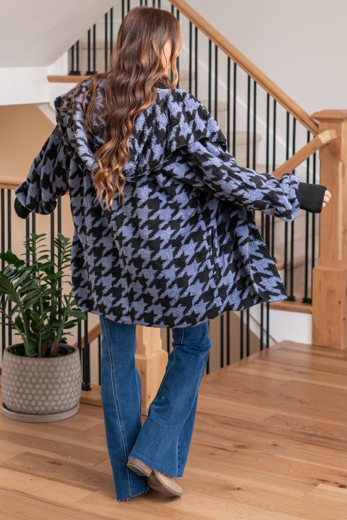 Hem & Thread This is that cozy jacket you will throw on every day and go! One size fits most with an open neckline and long sleeves and side pockets. Color: Blue Black Neckline: Open Sleeve: Long 100% POLYESTER Style #: 31719K-BlueBlack
