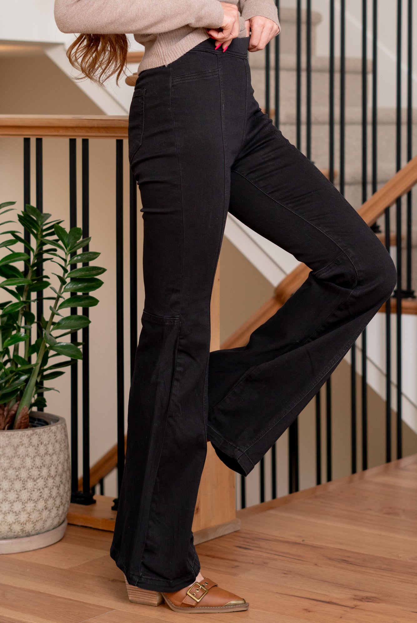 Cello Jeans  The High Rise Front Seaming Detail Pull-On Super Flare jeans – where comfort and style converge seamlessly. With a flattering high-rise silhouette and a super flare leg, these jeans offer a perfect blend of modern fashion and ease. The pull-on design adds convenience to your daily wear, while the front seaming detail adds a touch of sophistication. 