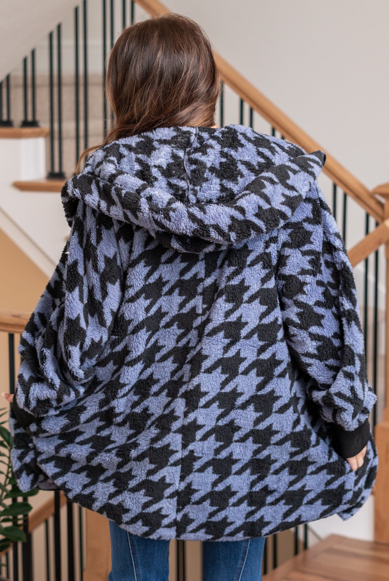 Hem & Thread This is that cozy jacket you will throw on every day and go! One size fits most with an open neckline and long sleeves and side pockets. Color: Blue Black Neckline: Open Sleeve: Long 100% POLYESTER Style #: 31719K-BlueBlack