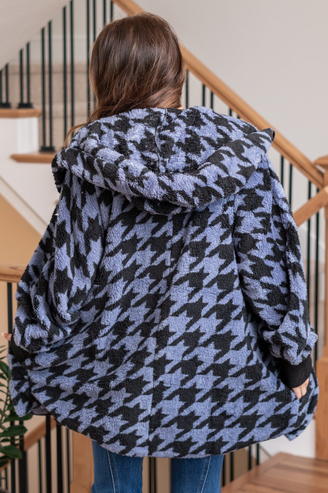 Hem & Thread This is that cozy jacket you will throw on every day and go! One size fits most with an open neckline and long sleeves and side pockets. Color: Blue Black Neckline: Open Sleeve: Long 100% POLYESTER Style #: 31719K-BlueBlack
