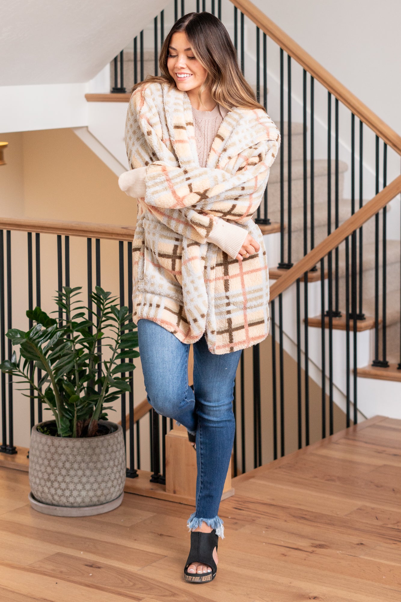 Hem & Thread This is that cozy jacket you will throw on every day and go! One size fits most with an open neckline and long sleeves and side pockets. Color: Cream Mix Neckline: Open Sleeve: Long 100% POLYESTER Style #: 19378C-CreamMix