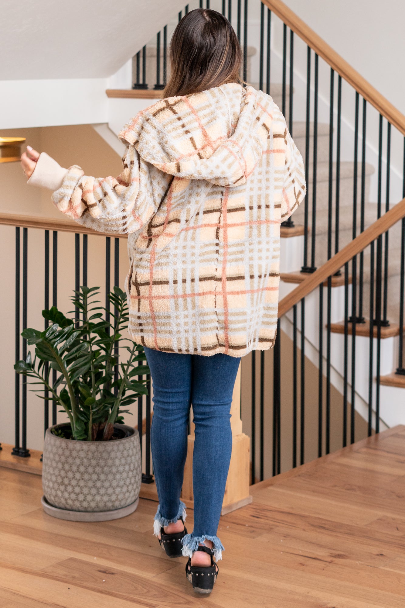 Hem & Thread This is that cozy jacket you will throw on every day and go! One size fits most with an open neckline and long sleeves and side pockets. Color: Cream Mix Neckline: Open Sleeve: Long 100% POLYESTER Style #: 19378C-CreamMix