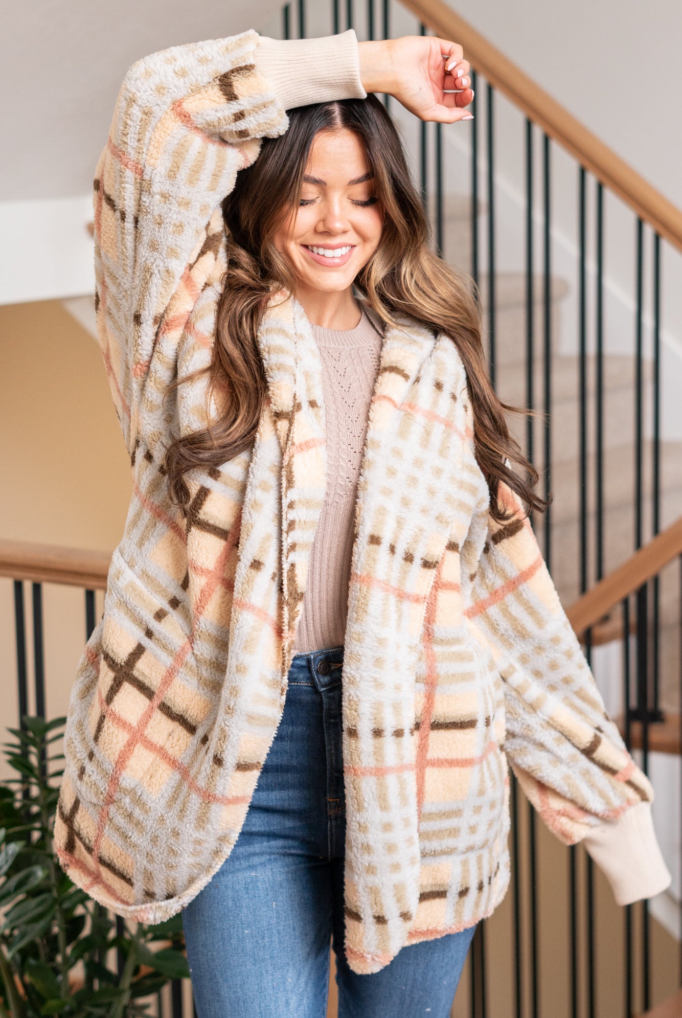 Hem & Thread This is that cozy jacket you will throw on every day and go! One size fits most with an open neckline and long sleeves and side pockets. Color: Cream Mix Neckline: Open Sleeve: Long 100% POLYESTER Style #: 19378C-CreamMix