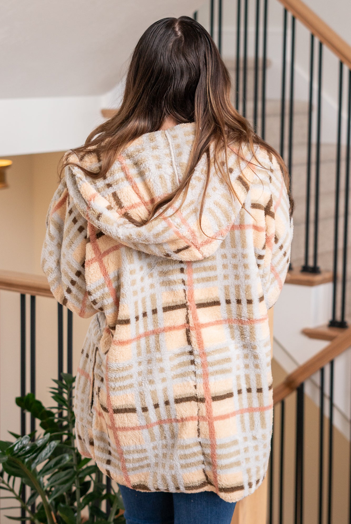 Hem & Thread This is that cozy jacket you will throw on every day and go! One size fits most with an open neckline and long sleeves and side pockets. Color: Cream Mix Neckline: Open Sleeve: Long 100% POLYESTER Style #: 19378C-CreamMix