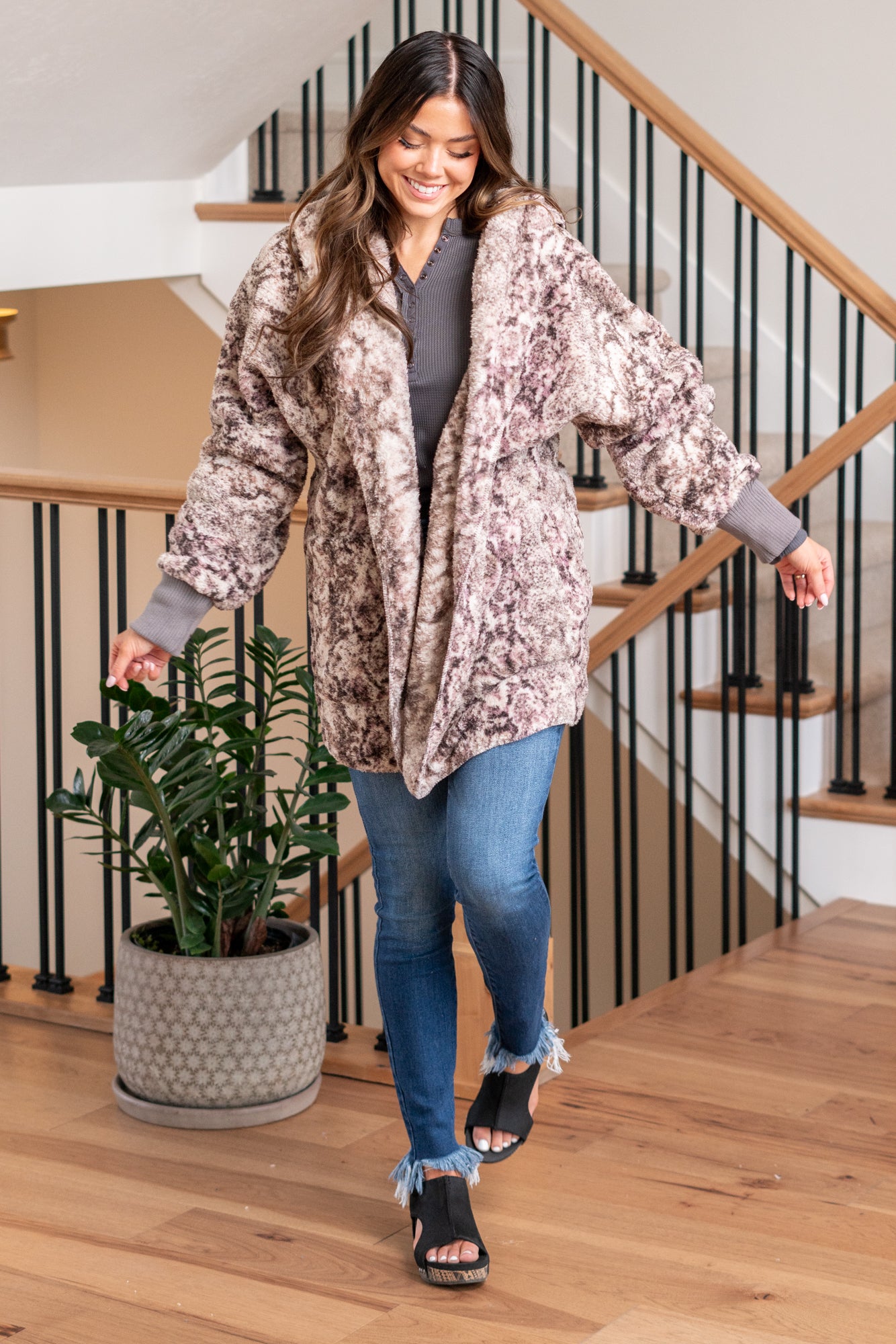 Hem & Thread This is that cozy jacket you will throw on every day and go! One size fits most with an open neckline and long sleeves and side pockets. Color: Mauve Neckline: Open Sleeve: Long 100% POLYESTER Style #: 19918C-Mauve