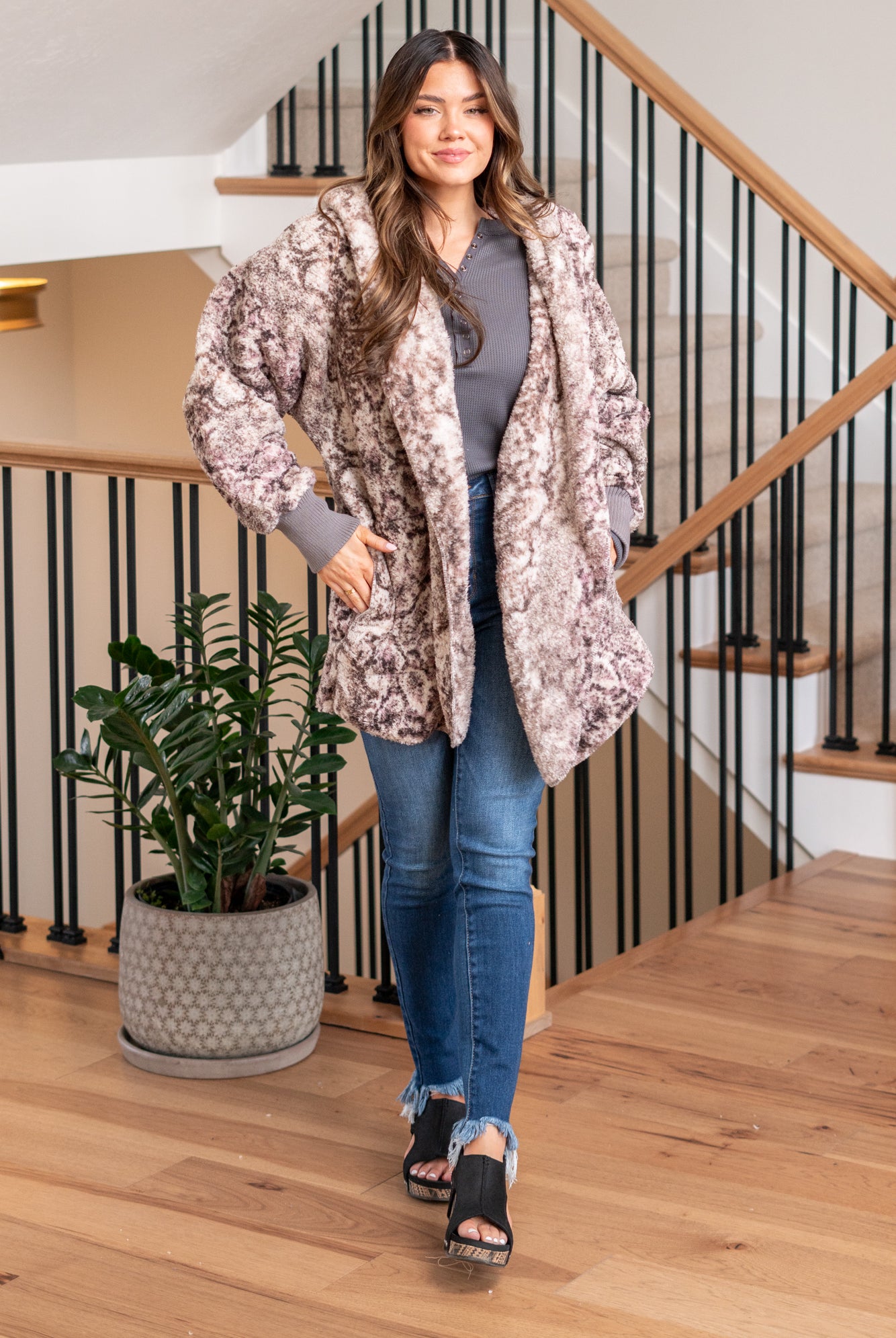 Hem & Thread This is that cozy jacket you will throw on every day and go! One size fits most with an open neckline and long sleeves and side pockets. Color: Mauve Neckline: Open Sleeve: Long 100% POLYESTER Style #: 19918C-Mauve