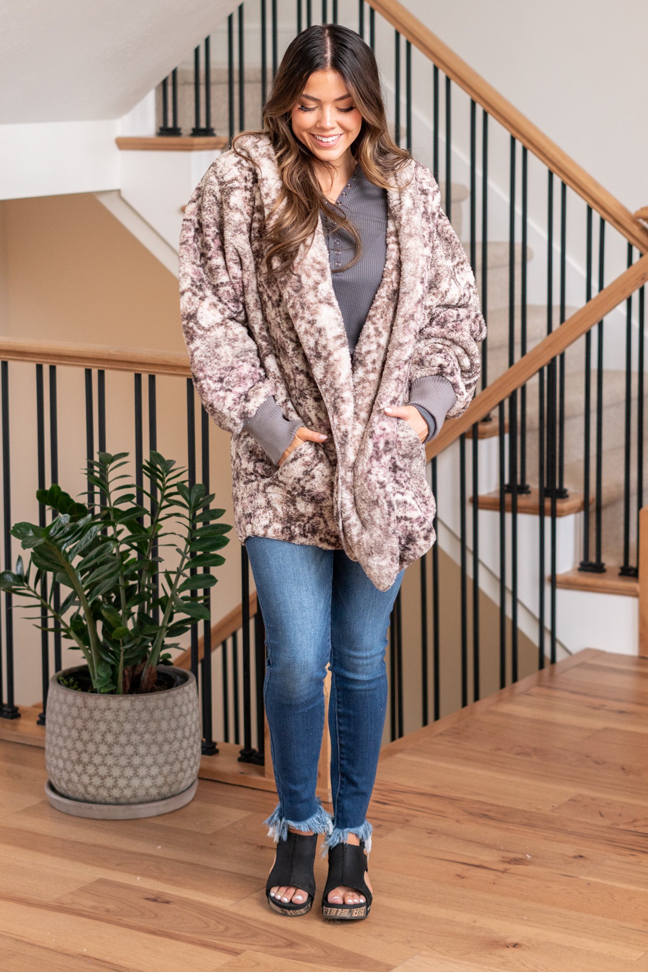 Hem & Thread This is that cozy jacket you will throw on every day and go! One size fits most with an open neckline and long sleeves and side pockets. Color: Mauve Neckline: Open Sleeve: Long 100% POLYESTER Style #: 19918C-Mauve