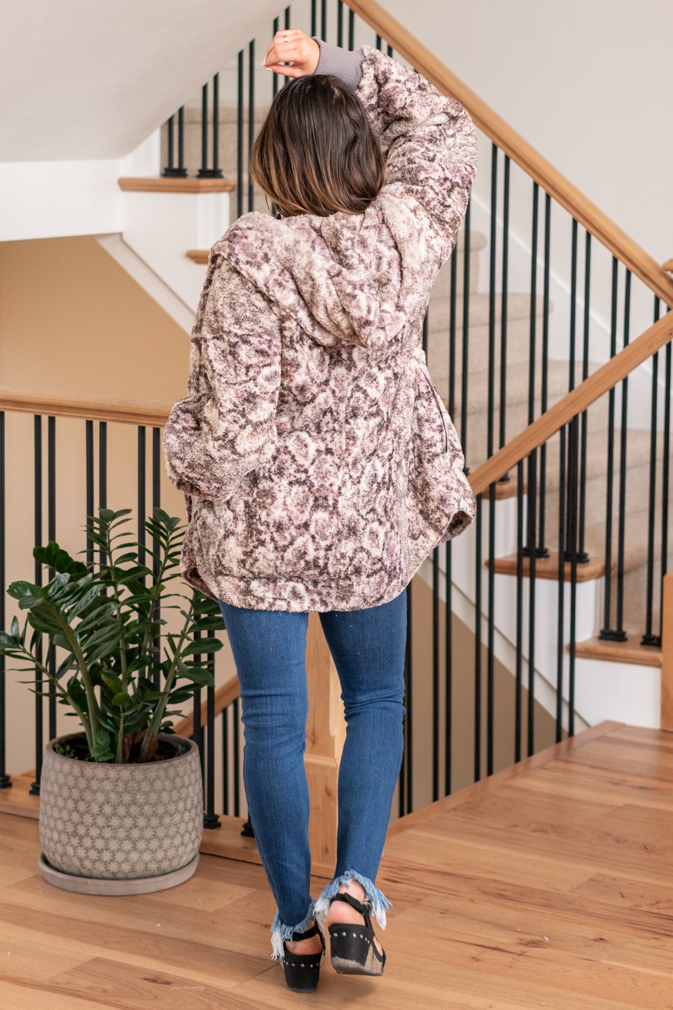 Hem & Thread This is that cozy jacket you will throw on every day and go! One size fits most with an open neckline and long sleeves and side pockets. Color: Mauve Neckline: Open Sleeve: Long 100% POLYESTER Style #: 19918C-Mauve