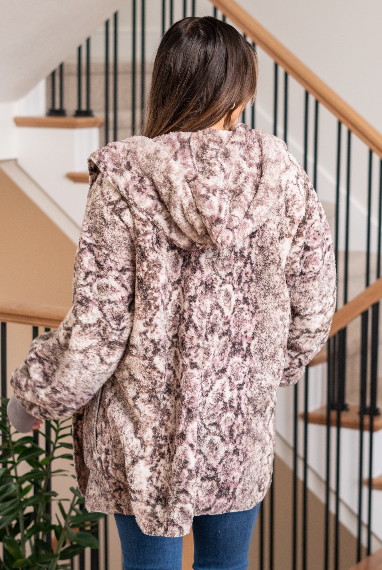 Hem & Thread This is that cozy jacket you will throw on every day and go! One size fits most with an open neckline and long sleeves and side pockets. Color: Mauve Neckline: Open Sleeve: Long 100% POLYESTER Style #: 19918C-Mauve