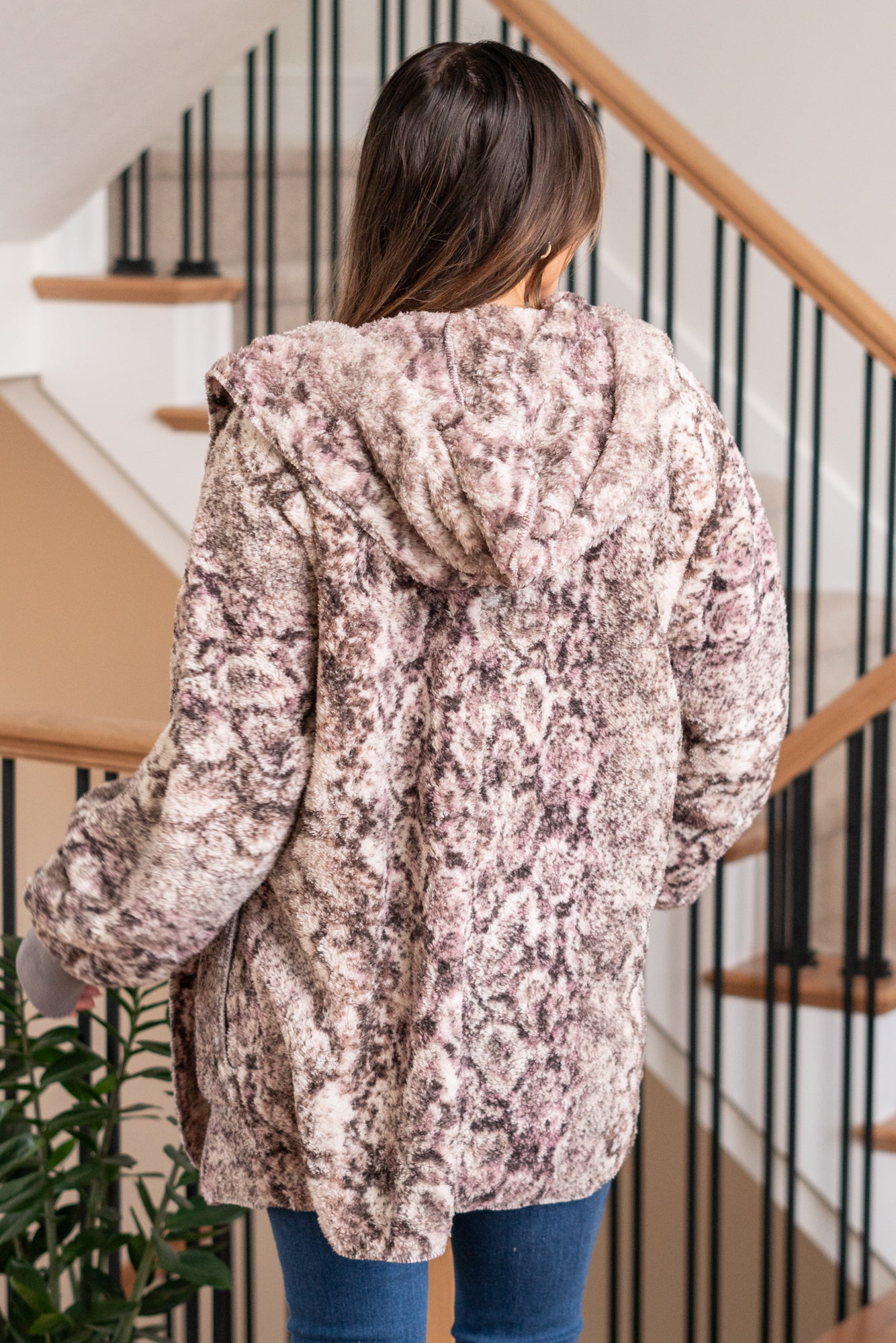 Hem & Thread This is that cozy jacket you will throw on every day and go! One size fits most with an open neckline and long sleeves and side pockets. Color: Mauve Neckline: Open Sleeve: Long 100% POLYESTER Style #: 19918C-Mauve