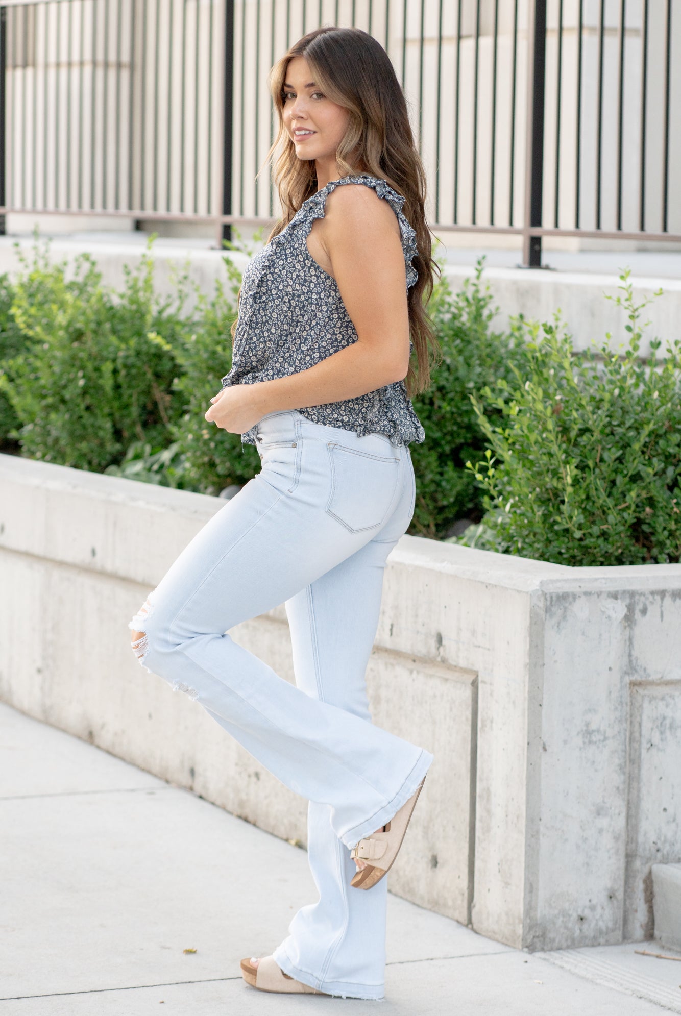 American Blues KanCan Jeans Elevate your denim collection with our Classic Flared Jeans featuring knee destruction and a tattered hem. These jeans effortlessly blend edgy and chic, giving you a tattered look that makes a statement. Sitting right at the natural waistline, they gently taper down the thigh and then flare out at the calf, ensuring a flattering silhouette.