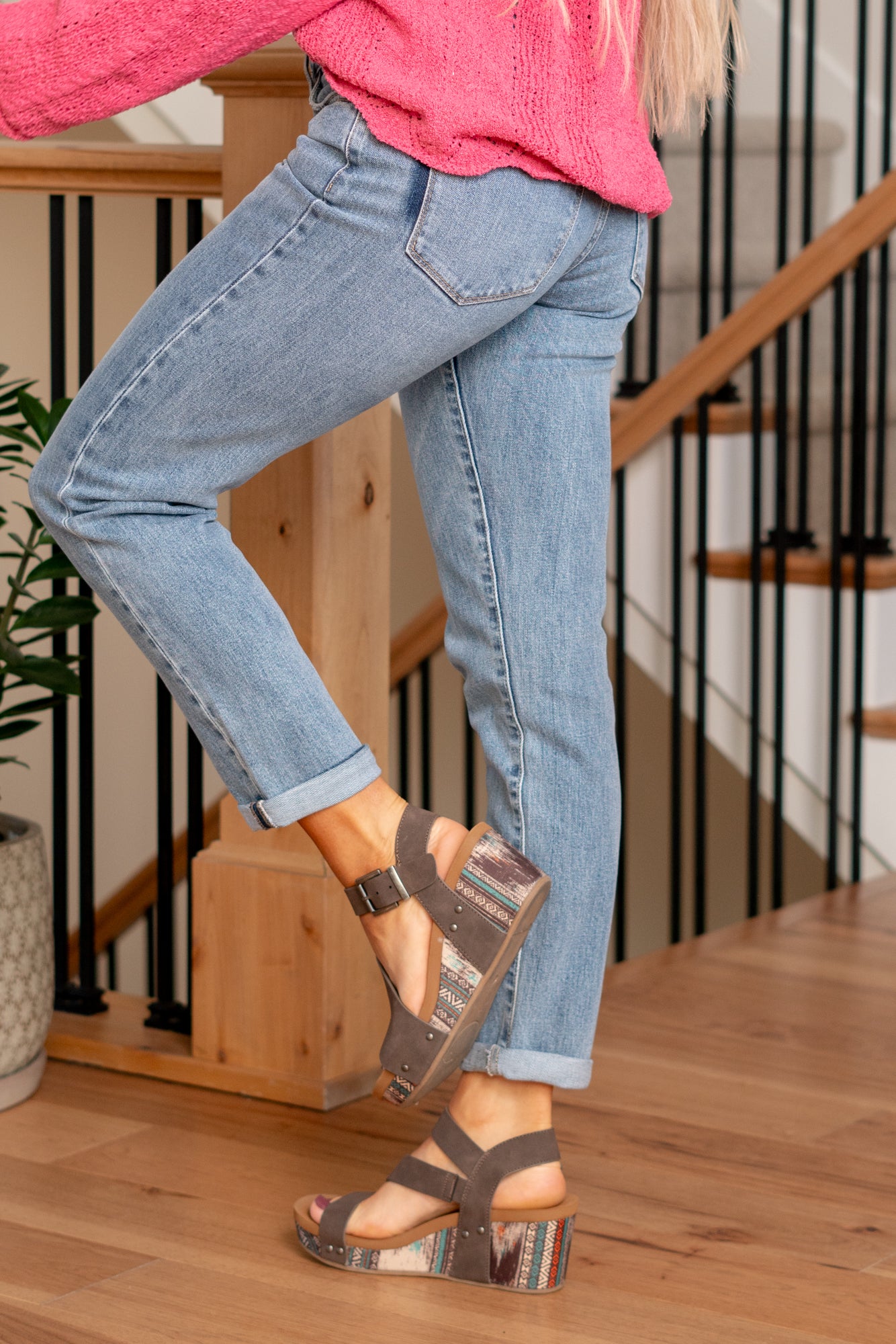 American Blues KanCan Jeans Introducing the Lindsey Mid Rise Slim Boyfriend jeans – a perfect blend of comfort and style. These jeans feature a comfortable mid-rise, a modern slim boyfriend fit, and a medium stone wash for a timeless look. The added comfort stretch ensures all-day ease, while the patched wash detail, 3D whiskers, and single roll cuff add distinctive touches