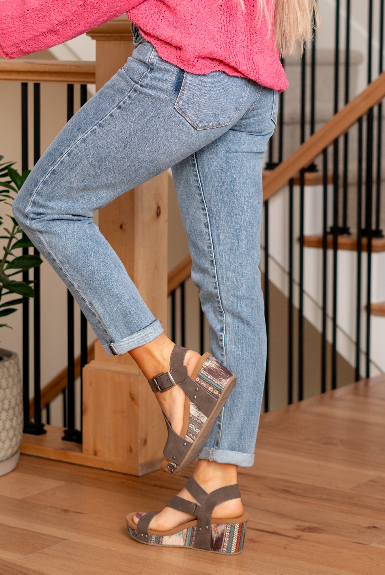 KanCan Jeans Introducing the Lunda Mid Rise Slim Boyfriend jeans – a perfect blend of comfort and style. These jeans feature a comfortable mid-rise, a modern slim boyfriend fit, and a medium stone wash for a timeless look. The added comfort stretch ensures all-day ease, while the patched wash detail, 3D whiskers, and single roll cuff add distinctive touches.