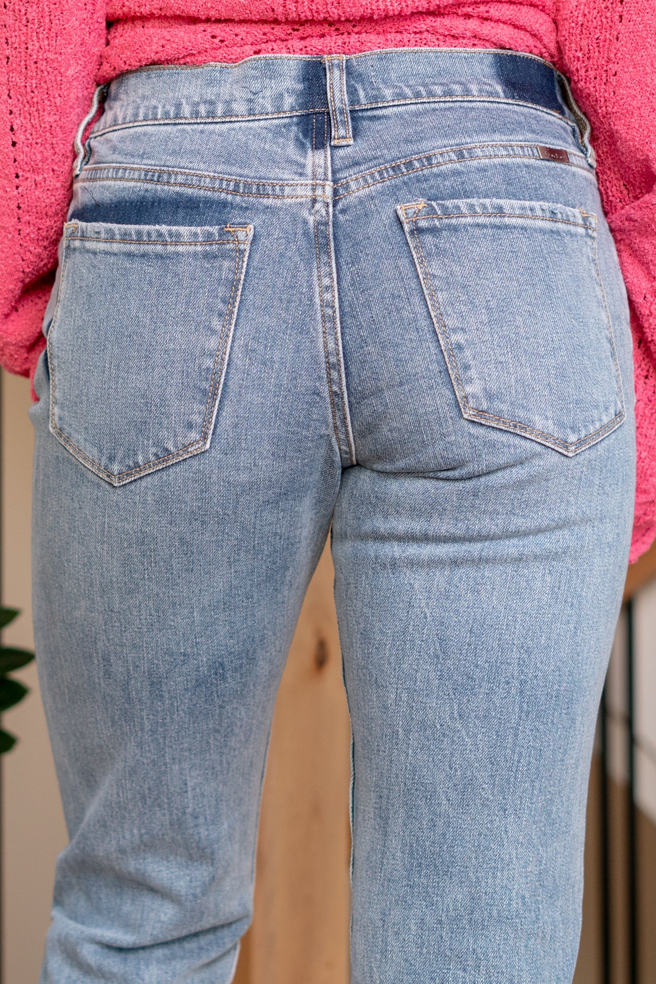 American Blues KanCan Jeans Introducing the Lindsey Mid Rise Slim Boyfriend jeans – a perfect blend of comfort and style. These jeans feature a comfortable mid-rise, a modern slim boyfriend fit, and a medium stone wash for a timeless look. The added comfort stretch ensures all-day ease, while the patched wash detail, 3D whiskers, and single roll cuff add distinctive touches