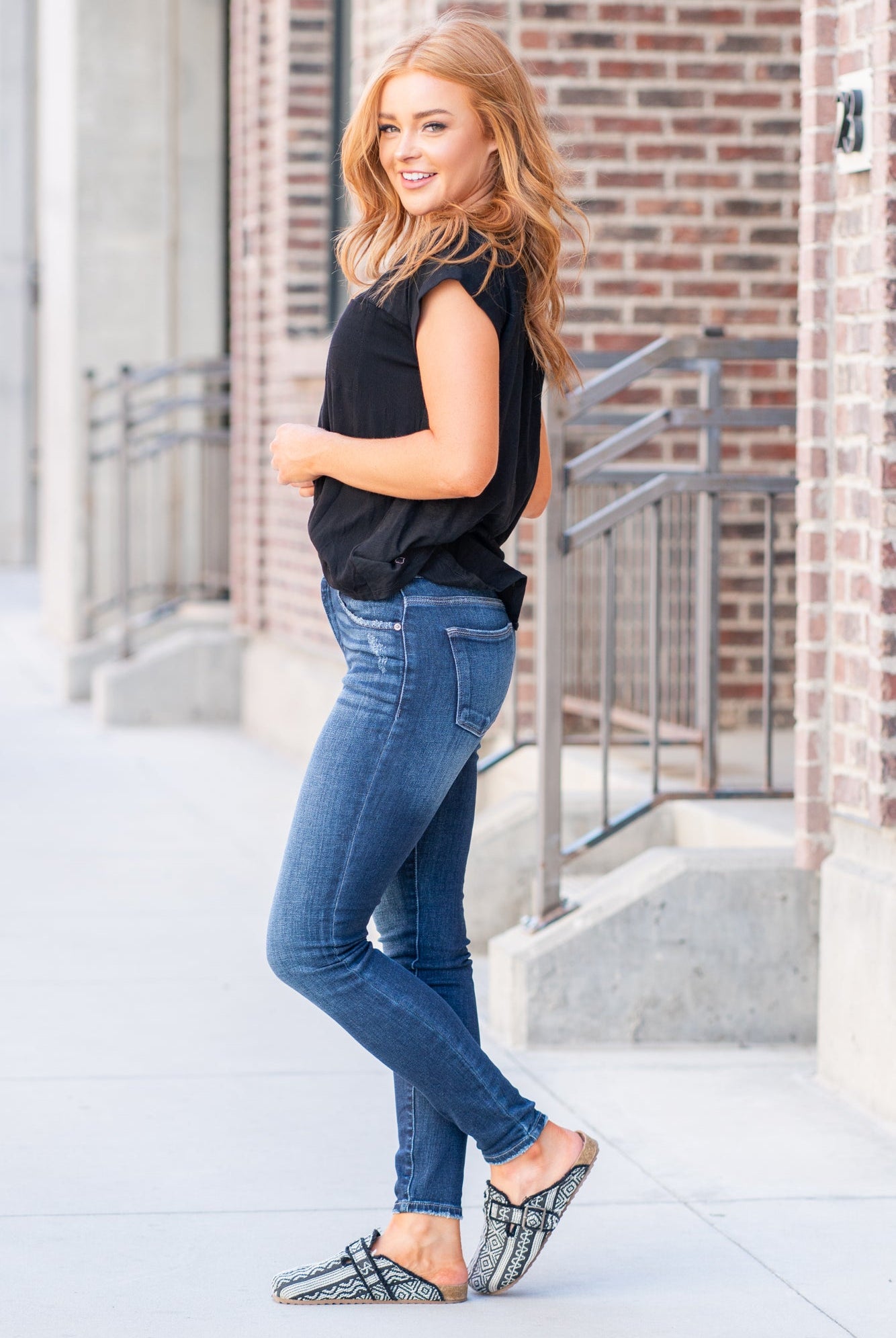 KanCan Jeans Color: Dark Blue Cut: Skinny, 29" Inseam Rise: Ultra High-Rise, 11" Front Rise COTTON 93% POLYESTER 6% SPANDEX 1% Stitching: Classic Fly: Zipper, Two Buttons Style #: KC9254D Contact us for any additional measurements or sizing. *Measured on the smallest size, measurements may vary by size. Sarah wears a size 25 in jeans, a small in tops, and 8 in shoes. She is wearing size 25 in these jeans.
