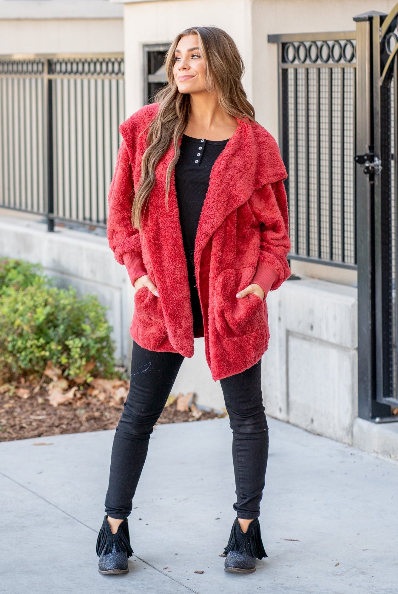Hem & Thread This is that cozy jacket you will throw on every day and go! One size fits most with an open neckline and long sleeves and side pockets. Color: Red Neckline: Open Sleeve: Long 100% POLYESTER Style #: L2394-Red Contact us for any additional measurements or sizing.
