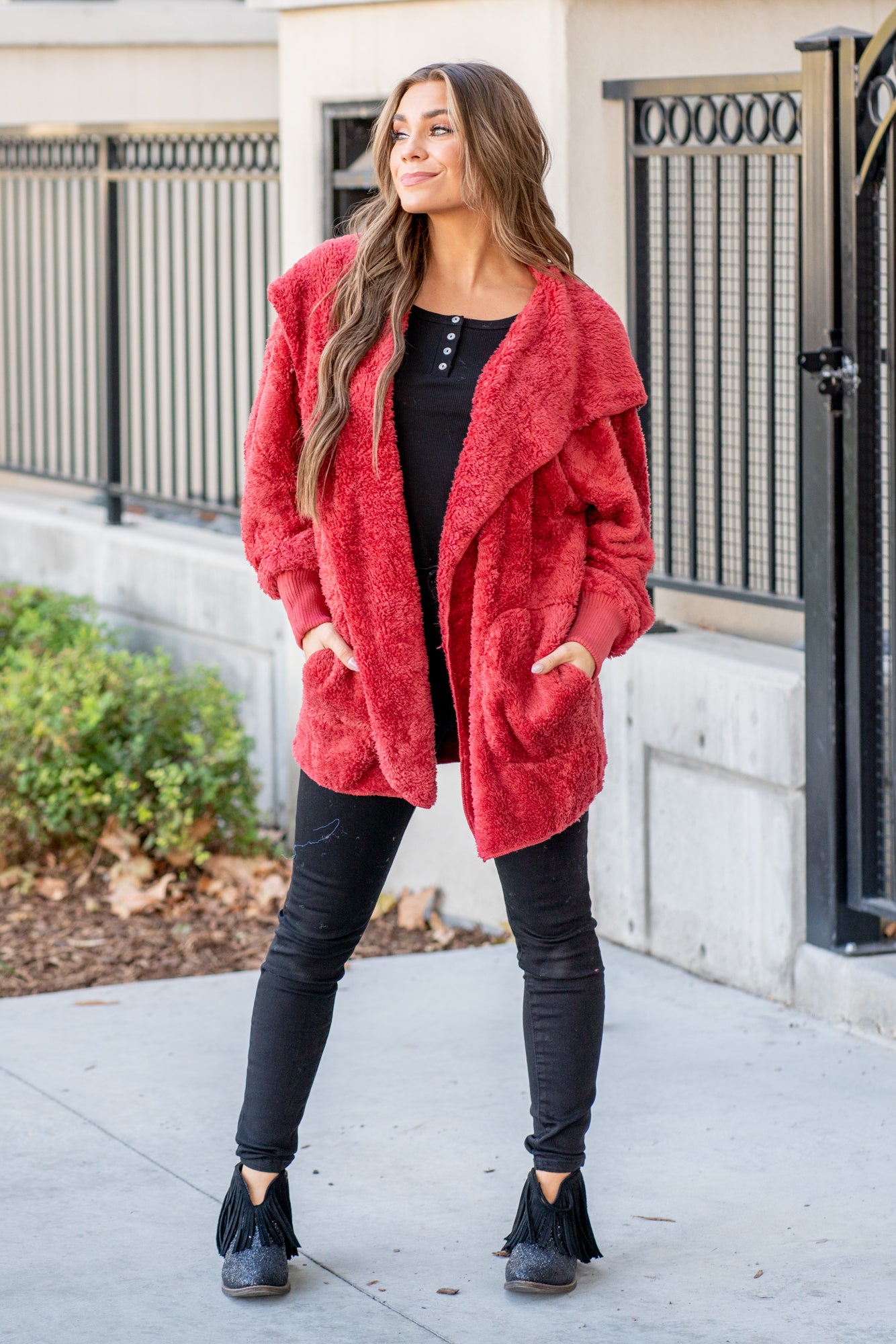 Hem & Thread This is that cozy jacket you will throw on every day and go! One size fits most with an open neckline and long sleeves and side pockets. Color: Red Neckline: Open Sleeve: Long 100% POLYESTER Style #: L2394-Red Contact us for any additional measurements or sizing.