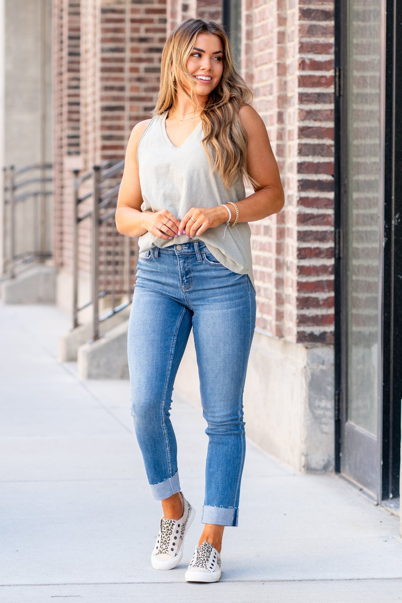 Flying Monkey Jeans A comfortable mid-rise stretchy denim with a straight leg fit and cuffed hem make these straight-leg jeans perfect for spring. Name: Janet Cut: Mom Fit, 27" Inseam Rise: Mid Rise, 9.75" Front Rise 92.5% COTTON 5.5% POLYESTER 2% SPANDEX Stitching: Classic Style #: F4121 Contact us for any additional measurements or sizing. *Measured on the smallest size, measurements may vary by size.