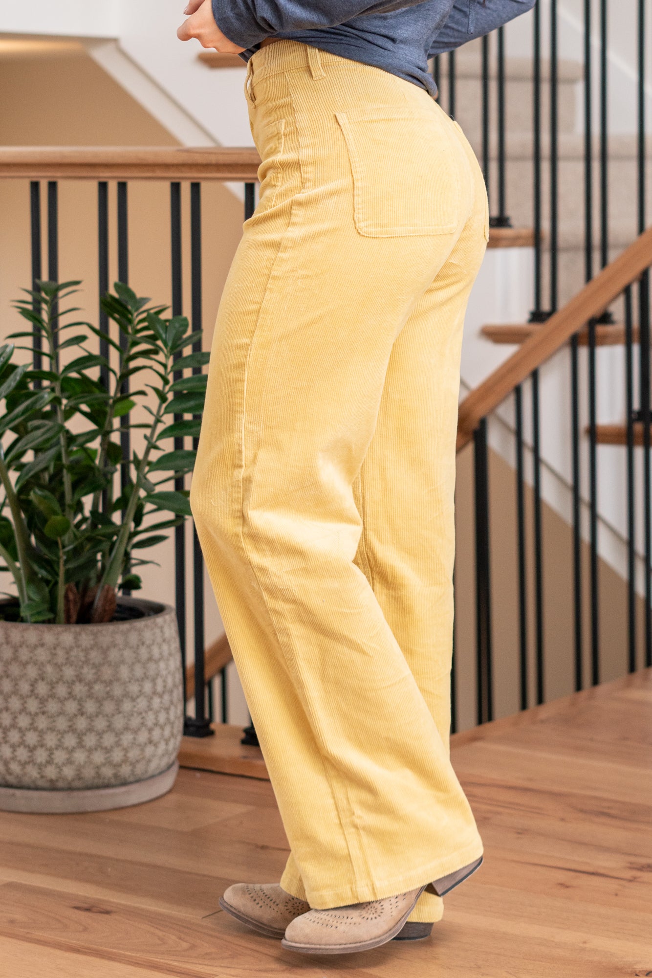 KanCan Jeans Ultra High Rise Wide Leg Jeans in a vibrant mustard color. Crafted from stretch fabric, these jeans offer both comfort and a trendy look. They feature a zipper fly, unique patched pocket details, and back darts for added style. Color: Mustard Yellow Cut: FIT, 32" Inseam* Rise:-Rise, 11" Front Rise* Material: 97% Cotton, 3% Spandex Stitching: Classic Fly: Zipper Style #: KC2086MT