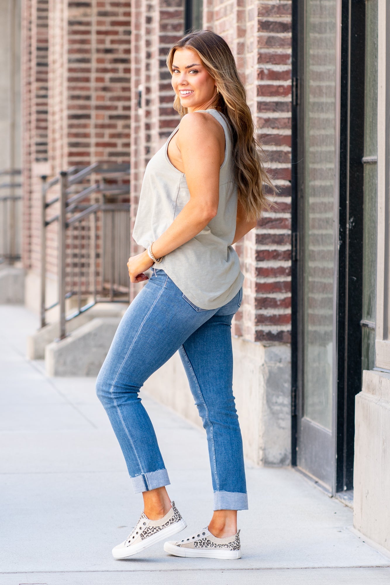 Flying Monkey Jeans A comfortable mid-rise stretchy denim with a straight leg fit and cuffed hem make these straight-leg jeans perfect for spring. Name: Janet Cut: Mom Fit, 27" Inseam Rise: Mid Rise, 9.75" Front Rise 92.5% COTTON 5.5% POLYESTER 2% SPANDEX Stitching: Classic Style #: F4121 Contact us for any additional measurements or sizing. *Measured on the smallest size, measurements may vary by size.