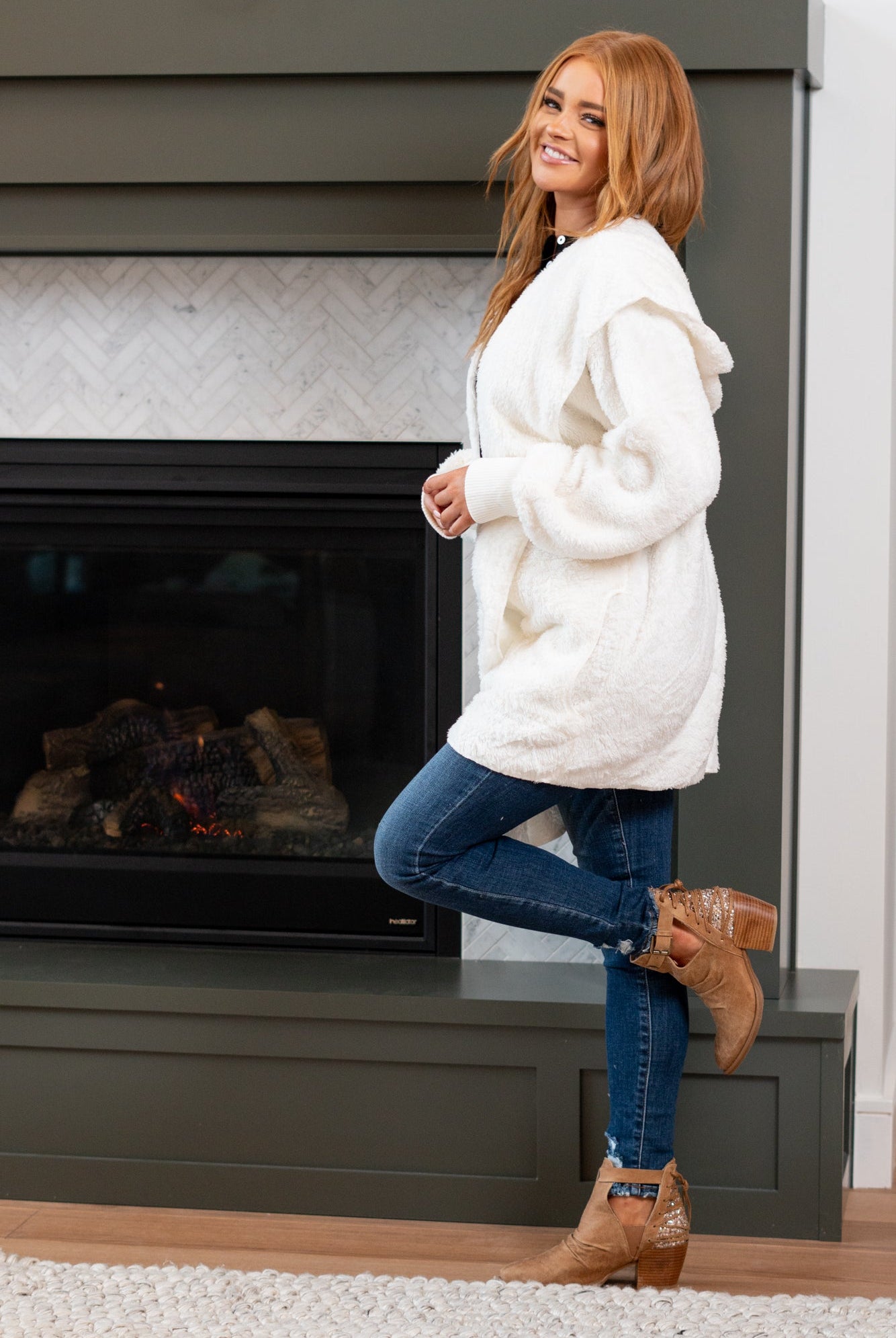 Hem & Thread This is that cozy jacket you will throw on every day and go! One size fits most with an open neckline and long sleeve and side pockets. Color: Off White Neckline: Open Sleeve: Long 100% POLYESTER Style #: L2394-Off White Contact us for any additional measurements or sizing.