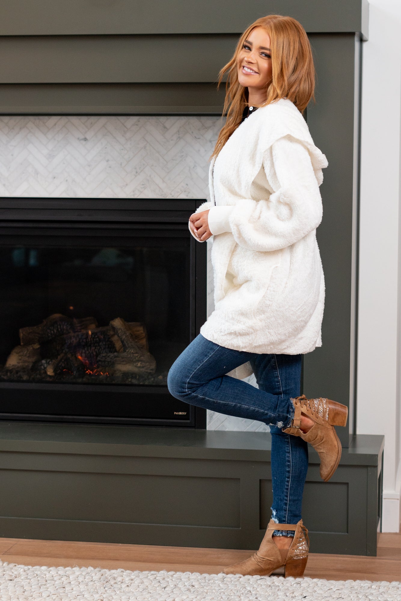 Hem & Thread This is that cozy jacket you will throw on every day and go! One size fits most with an open neckline and long sleeve and side pockets. Color: Off White Neckline: Open Sleeve: Long 100% POLYESTER Style #: L2394-Off White Contact us for any additional measurements or sizing.