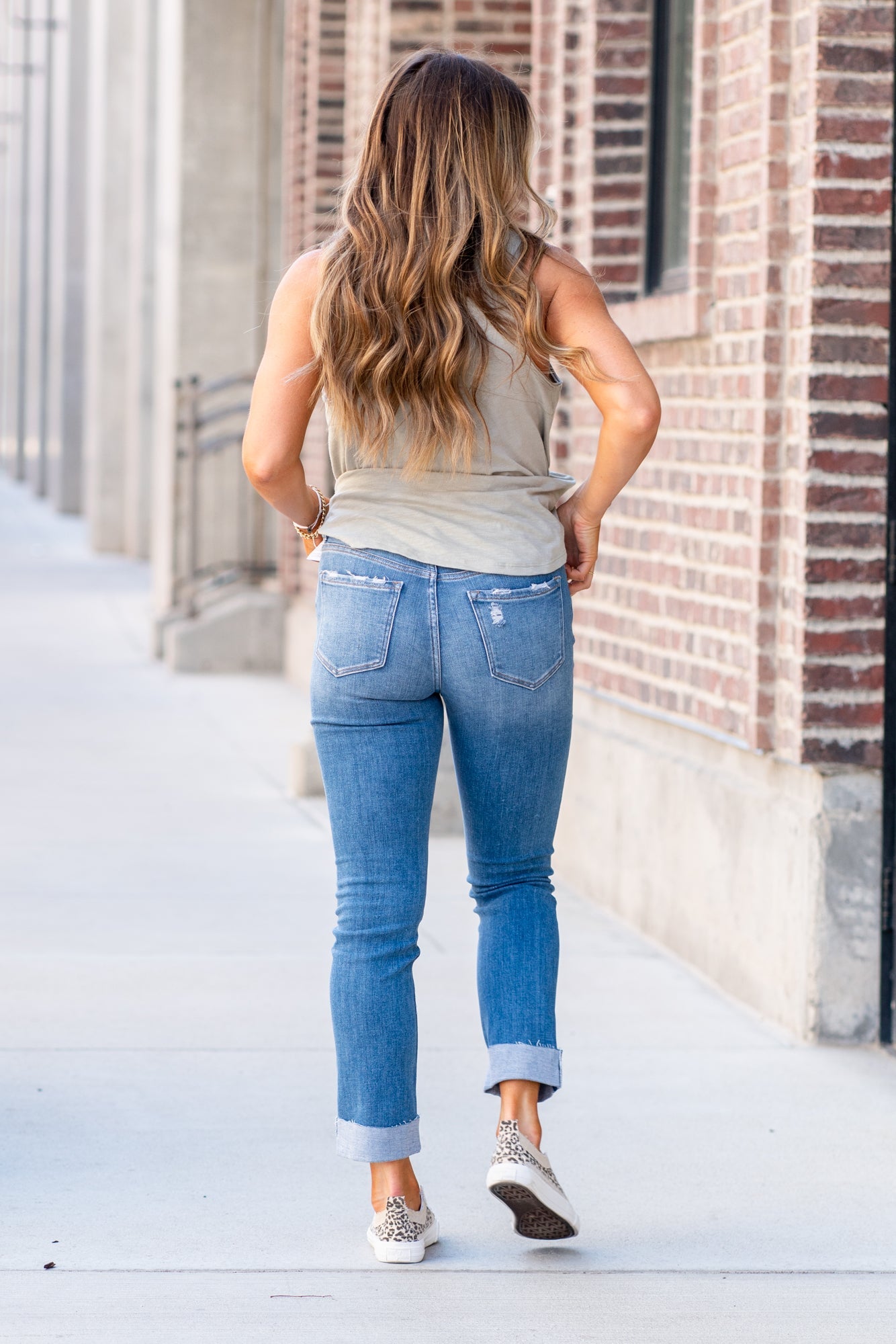 Flying Monkey Jeans A comfortable mid-rise stretchy denim with a straight leg fit and cuffed hem make these straight-leg jeans perfect for spring. Name: Janet Cut: Mom Fit, 27" Inseam Rise: Mid Rise, 9.75" Front Rise 92.5% COTTON 5.5% POLYESTER 2% SPANDEX Stitching: Classic Style #: F4121 Contact us for any additional measurements or sizing. *Measured on the smallest size, measurements may vary by size.