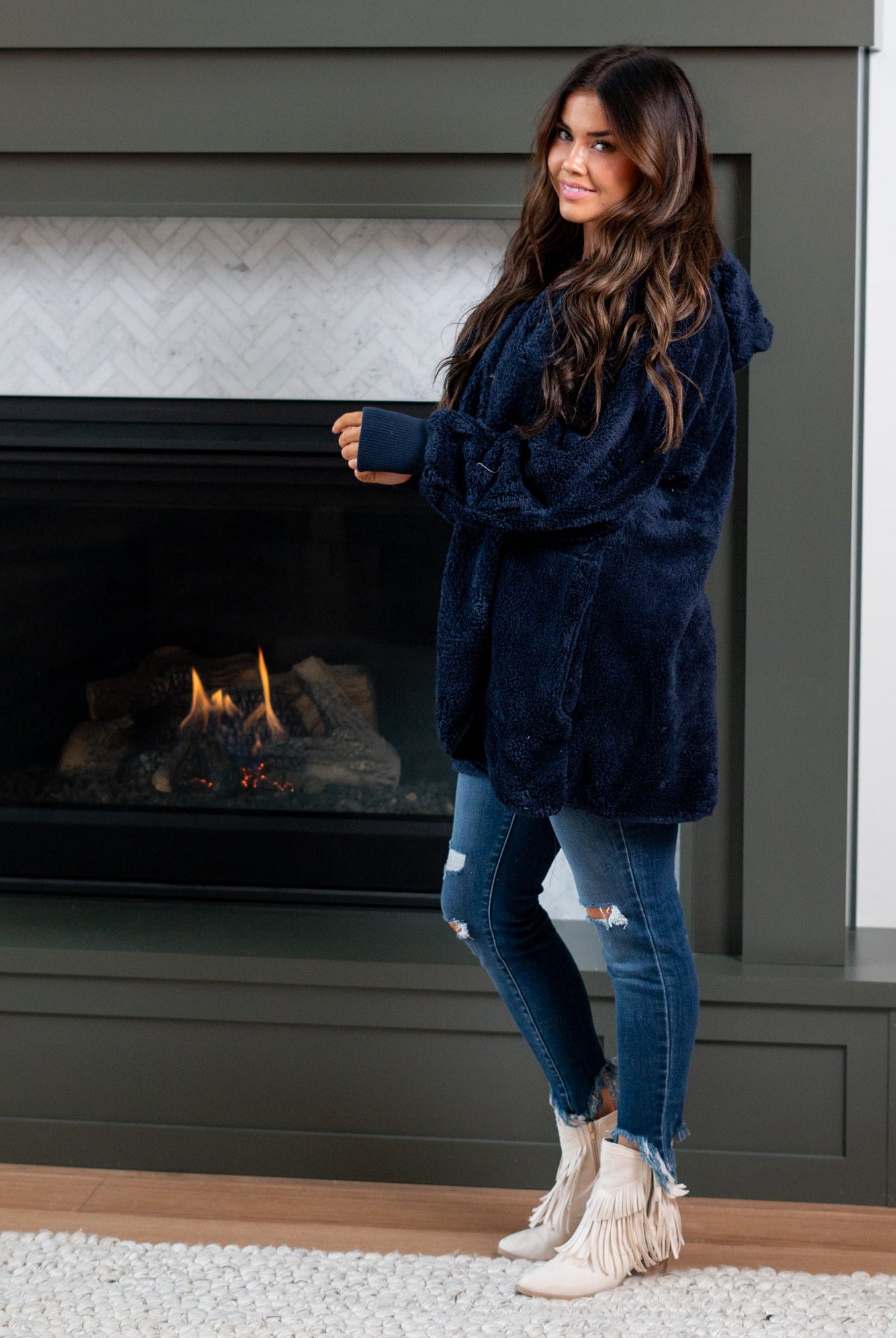 Hem & Thread This is that cozy jacket you will throw on every day and go! One size fits most with an open neckline and long sleeve and side pockets. Color: Navy Neckline: Open Sleeve: Long 100% POLYESTER Style #: L2394-Navy Contact us for any additional measurements or sizing.