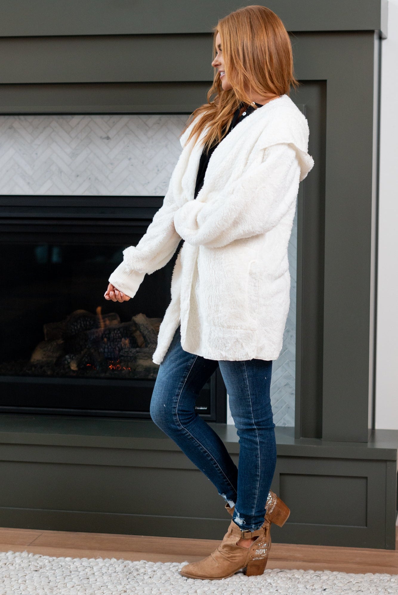 Hem & Thread This is that cozy jacket you will throw on every day and go! One size fits most with an open neckline and long sleeve and side pockets. Color: Off White Neckline: Open Sleeve: Long 100% POLYESTER Style #: L2394-Off White Contact us for any additional measurements or sizing.