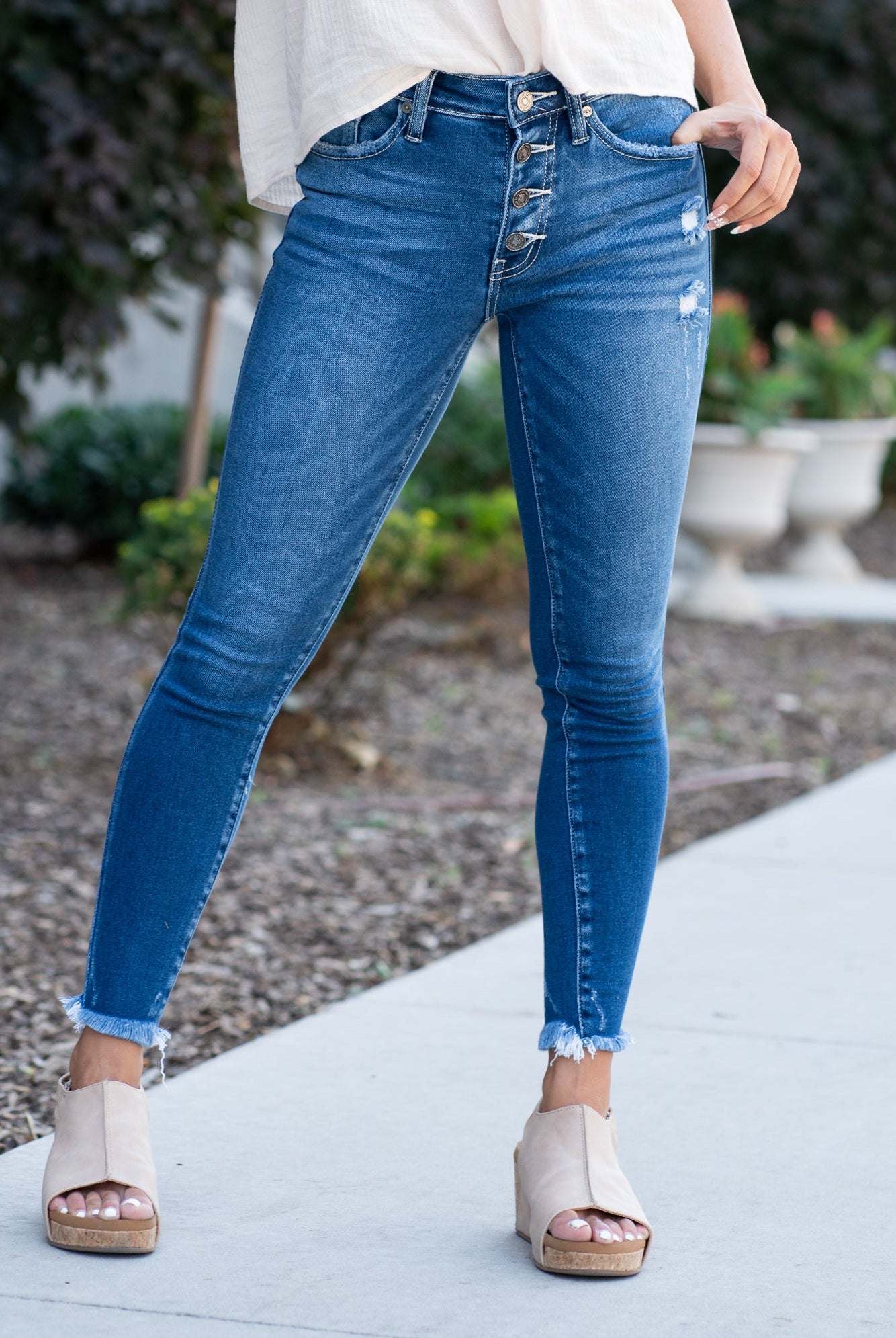 Kan Can Jeans Color: Medium Wash Cut: Ankle Skinny, 27"Inseam* Rise: Mid Rise, 8.5" Front Rise* 95% COTTON 4% POLYESTER 1% SPANDEX Stitching: Classic Fly: Exposed Button Style #: KC8569D Contact us for any additional measurements or sizing. *Measured on the smallest size, measurements may vary by size.