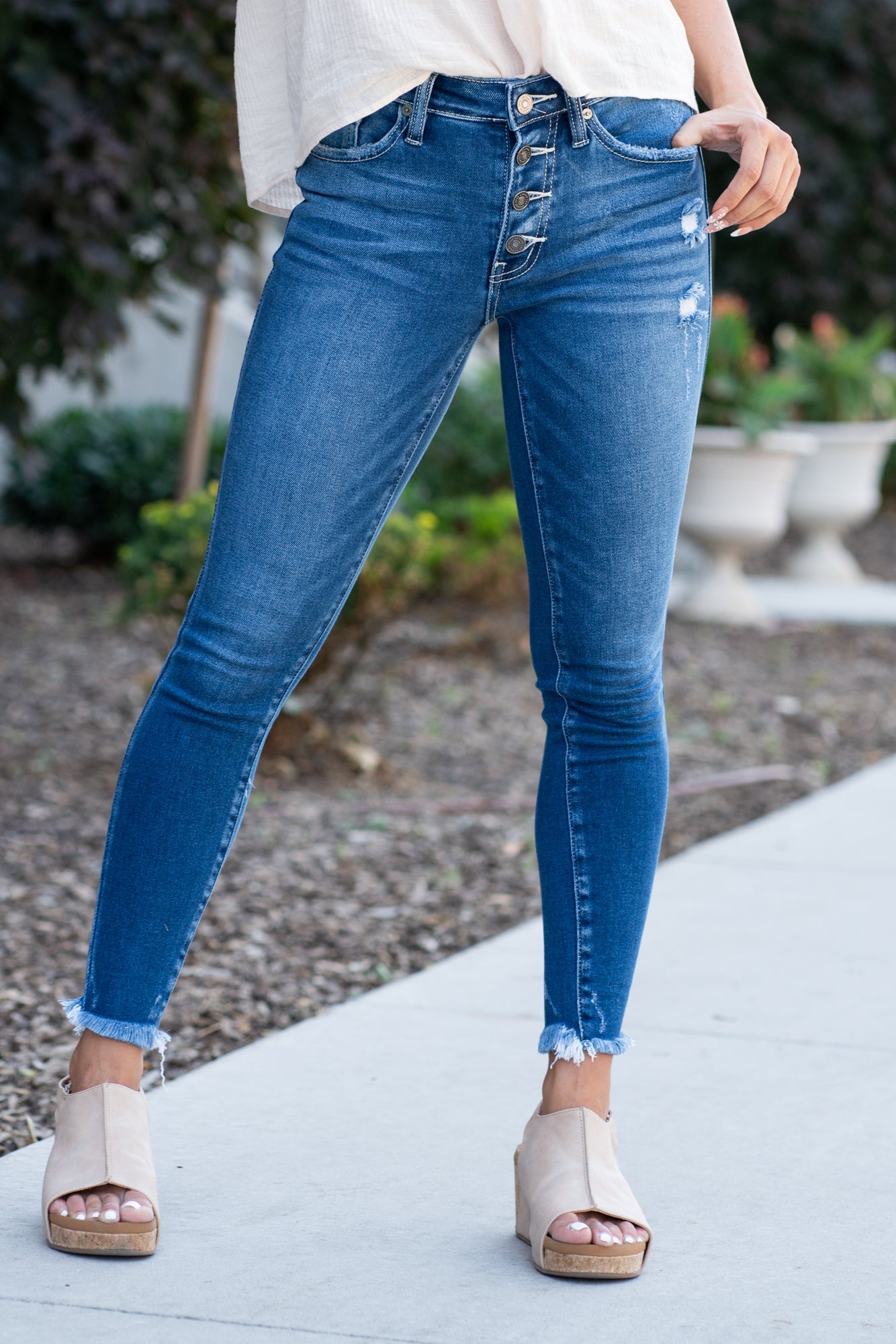 Kan Can Jeans Color: Medium Wash Cut: Ankle Skinny, 27"Inseam* Rise: Mid Rise, 8.5" Front Rise* 95% COTTON 4% POLYESTER 1% SPANDEX Stitching: Classic Fly: Exposed Button Style #: KC8569D Contact us for any additional measurements or sizing. *Measured on the smallest size, measurements may vary by size.