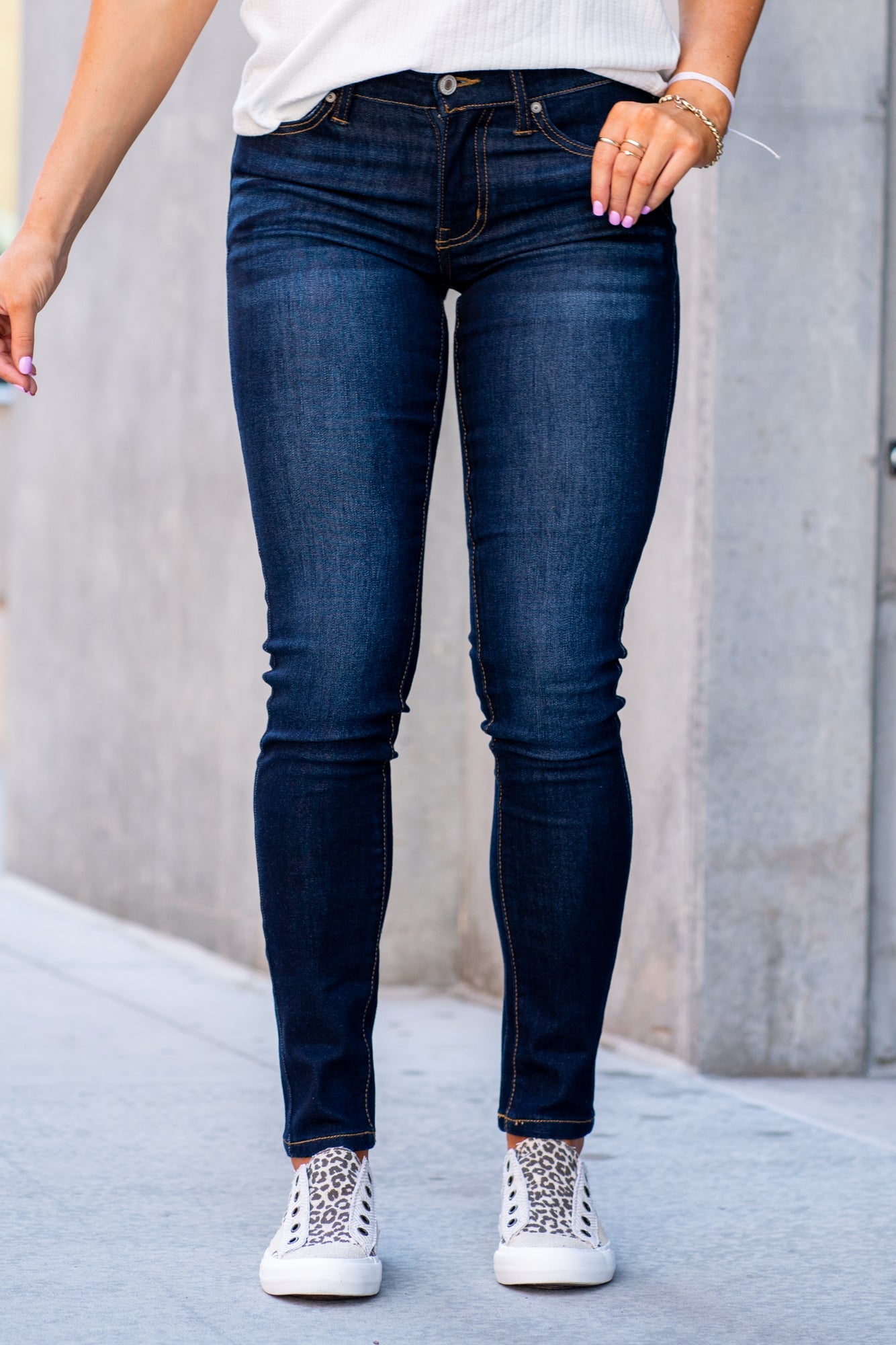 KanCan Jeans Collection: Core Style Color: Dark Wash Cut: Skinny, 29.5" Inseam* Rise: Mid-Rise, 8.5" Front Rise* 67% COTTON, 25% POLYESTER, 7% RAYON, 1% SPANDEX Stitching: Classic Fly: Zipper Style #: KC11245SD Contact us for any additional measurements or sizing. *Measured on the smallest size, measurements may vary by size.