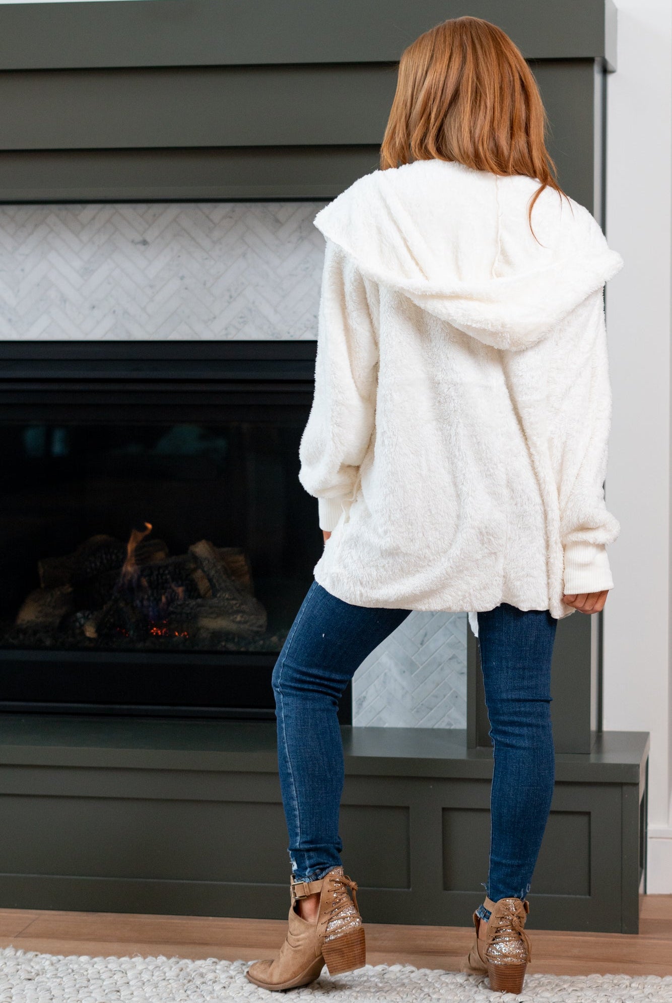 Hem & Thread This is that cozy jacket you will throw on every day and go! One size fits most with an open neckline and long sleeve and side pockets. Color: Off White Neckline: Open Sleeve: Long 100% POLYESTER Style #: L2394-Off White Contact us for any additional measurements or sizing.