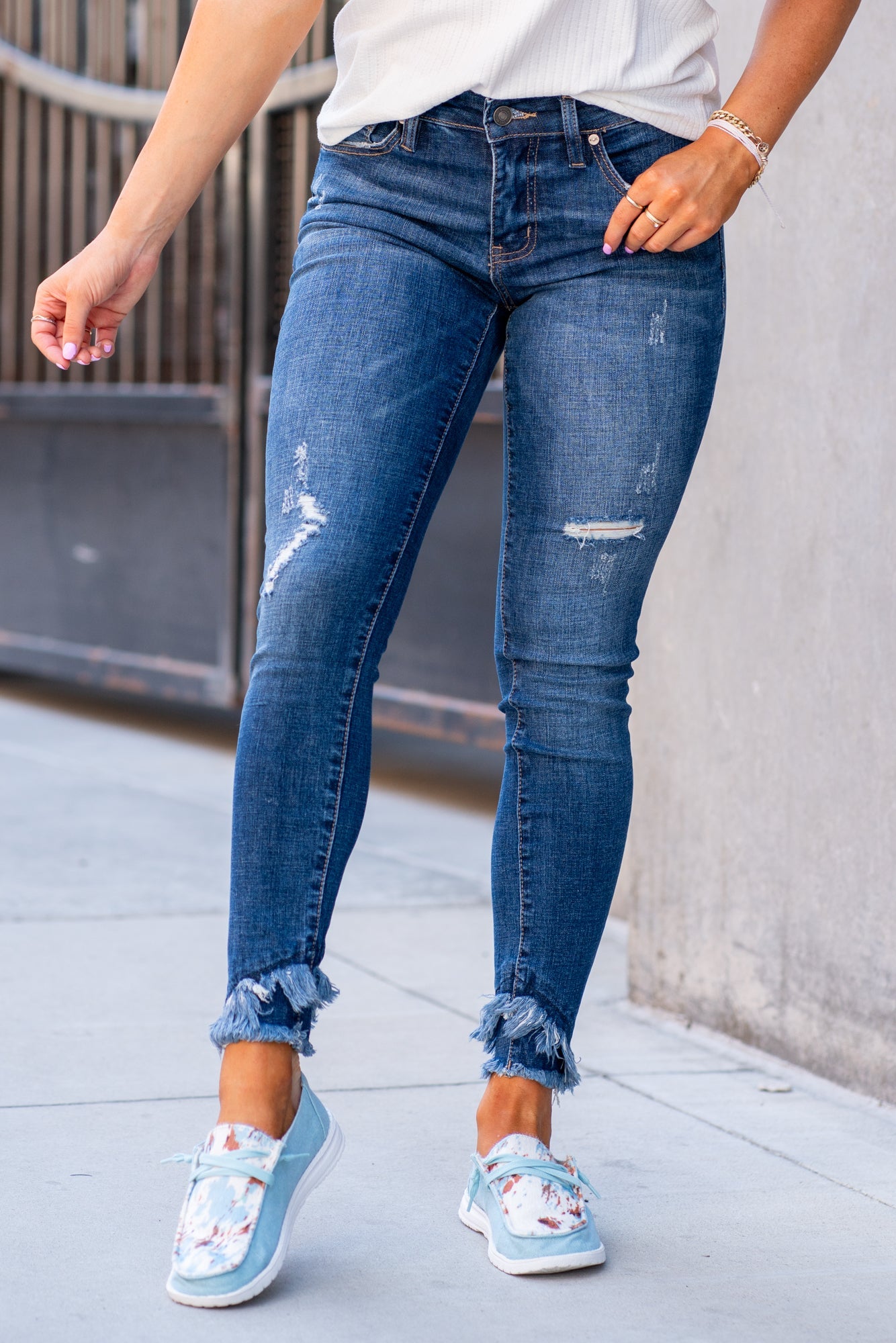 Kan Can Jeans Color: Dark Wash Cut: Ankle Skinny, 27" Inseam* Rise: Mid-Rise, 8.5" Front Rise* Material: 98% COTTON 2% SPANDEX Machine Wash Separately In Cold Water Stitching: Classic Fly: Zipper Style #: KC6204D Contact us for any additional measurements or sizing.