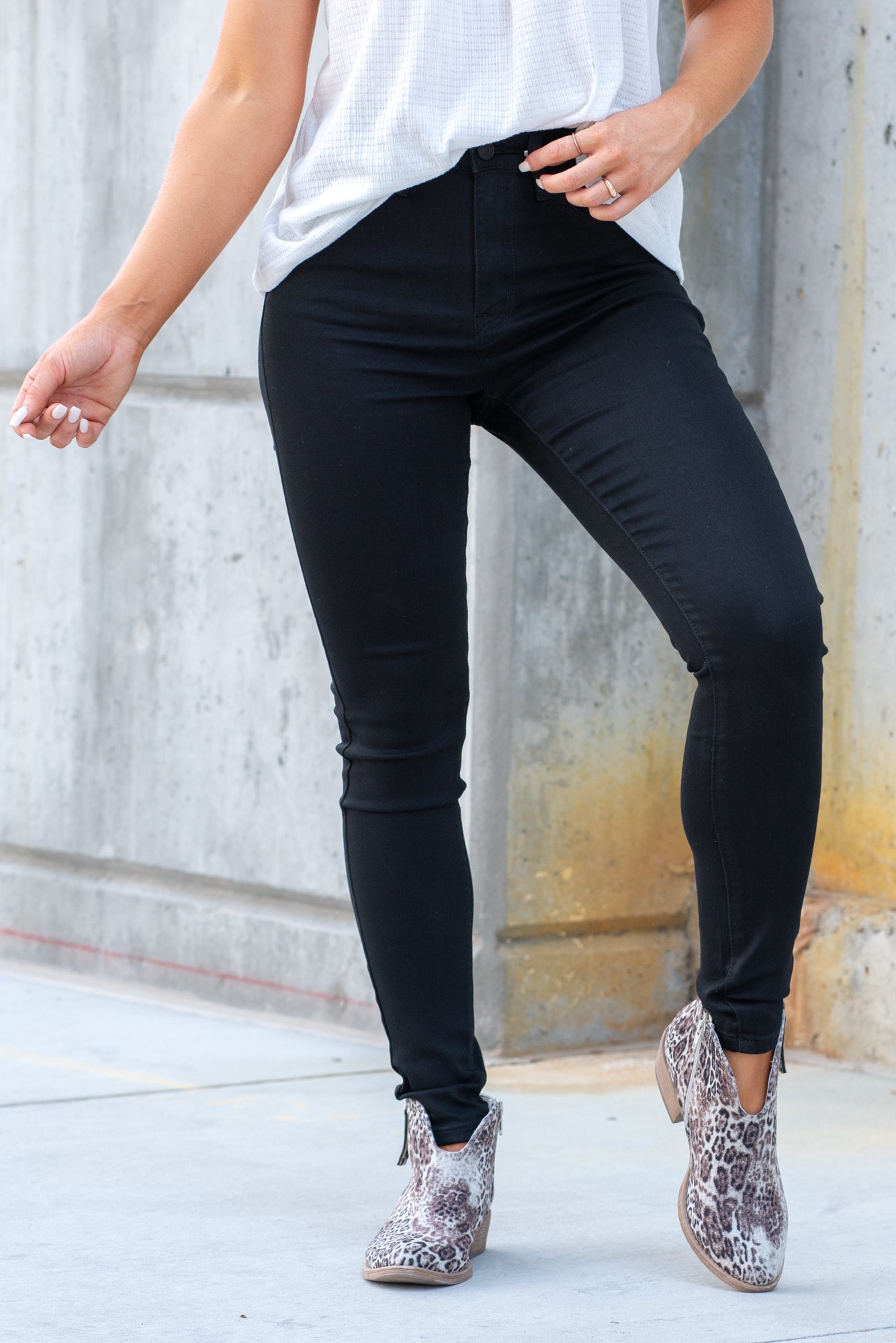 KanCan Jeans Collection: Core Style Color: Dark Black Wash Cut: Skinny, 29.5" Inseam* Rise: High Rise, 10.5" Front Rise* 70%COTTON, 28%POLYESTER, 2%SPANDEX Stitching: Classic Fly: Zipper Style #: KC11253BK Contact us for any additional measurements or sizing *Measured on the smallest size, measurements may vary by size.