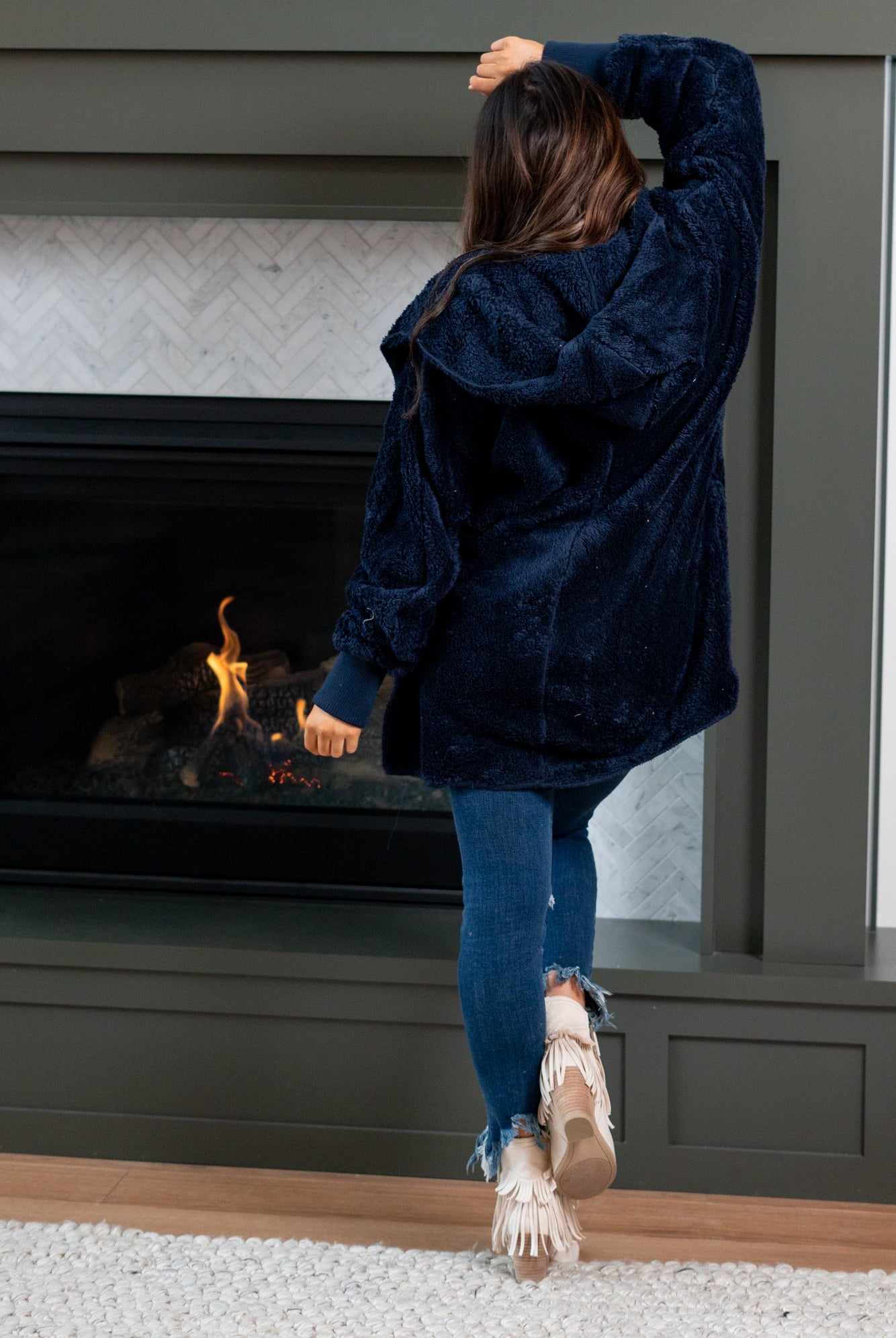 Hem & Thread This is that cozy jacket you will throw on every day and go! One size fits most with an open neckline and long sleeve and side pockets. Color: Navy Neckline: Open Sleeve: Long 100% POLYESTER Style #: L2394-Navy Contact us for any additional measurements or sizing.