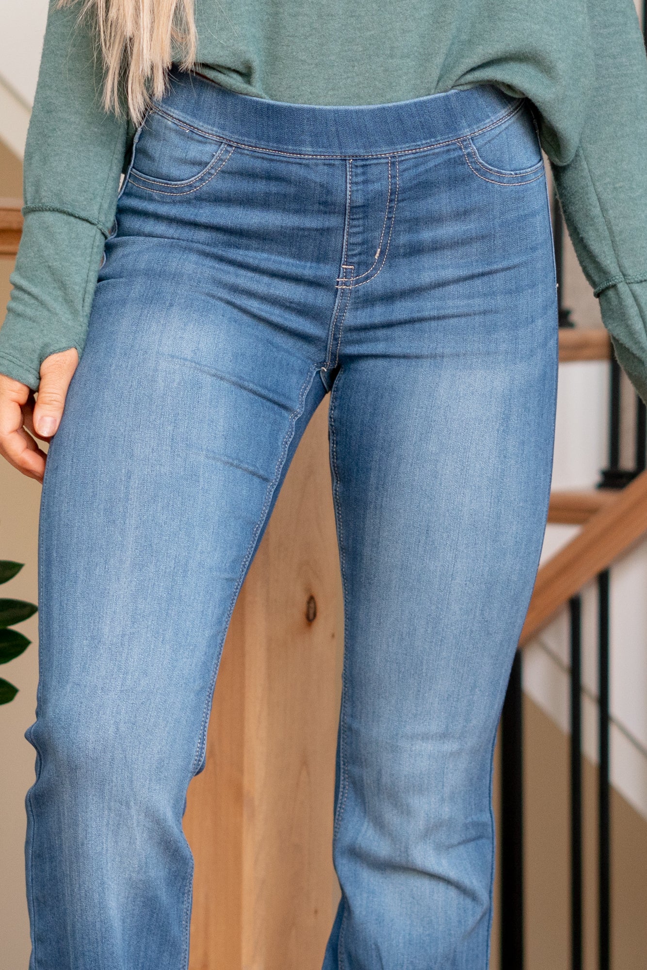 Cello Jeans Get comfortable and trendy in these ultra stretchy jeans. The dark wash flared jegging features a flattering flared fit, a faded wash, and light whisker detail. Additionally it has two faux front pockets and two back real pockets.
