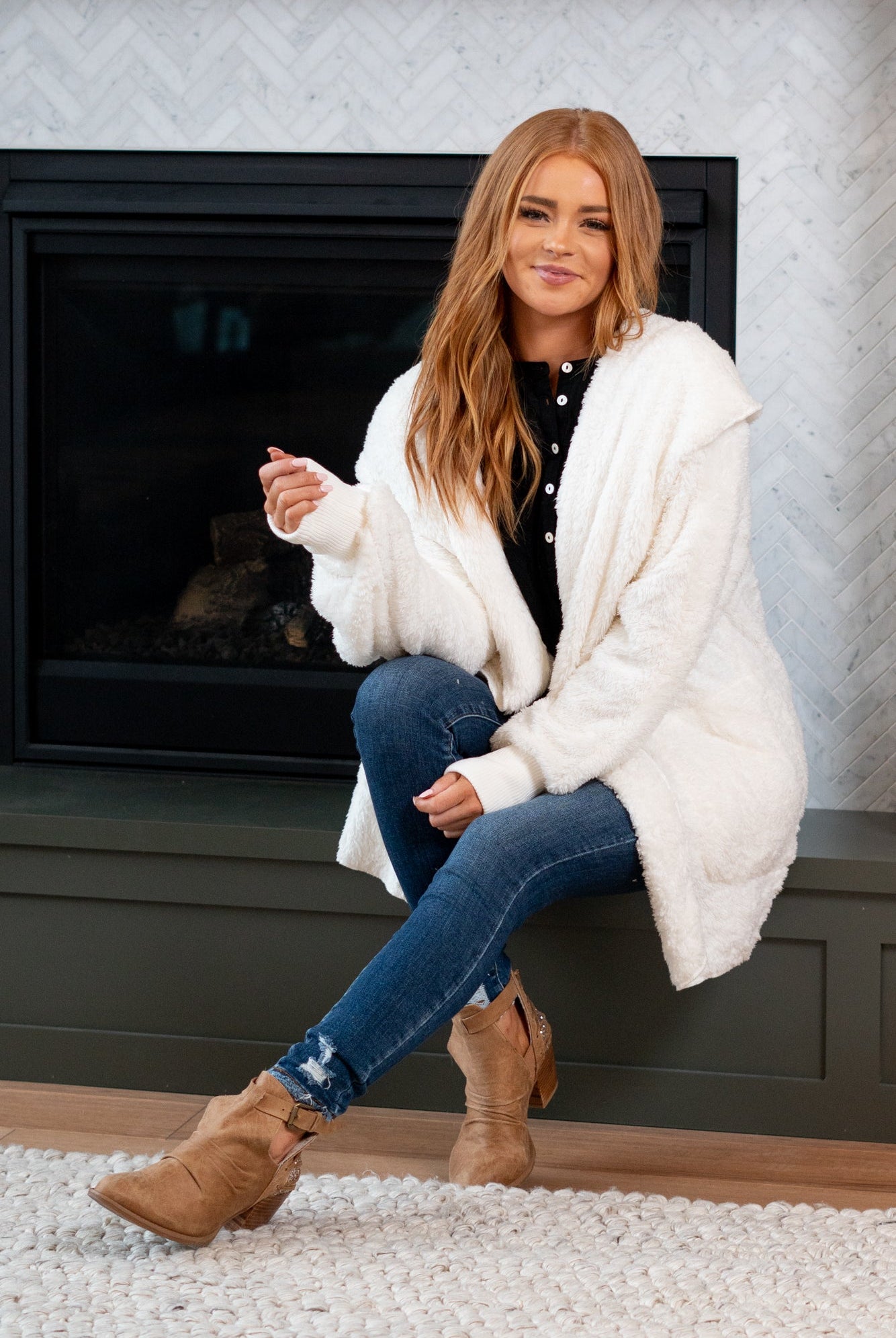 Hem & Thread This is that cozy jacket you will throw on every day and go! One size fits most with an open neckline and long sleeve and side pockets. Color: Off White Neckline: Open Sleeve: Long 100% POLYESTER Style #: L2394-Off White Contact us for any additional measurements or sizing.