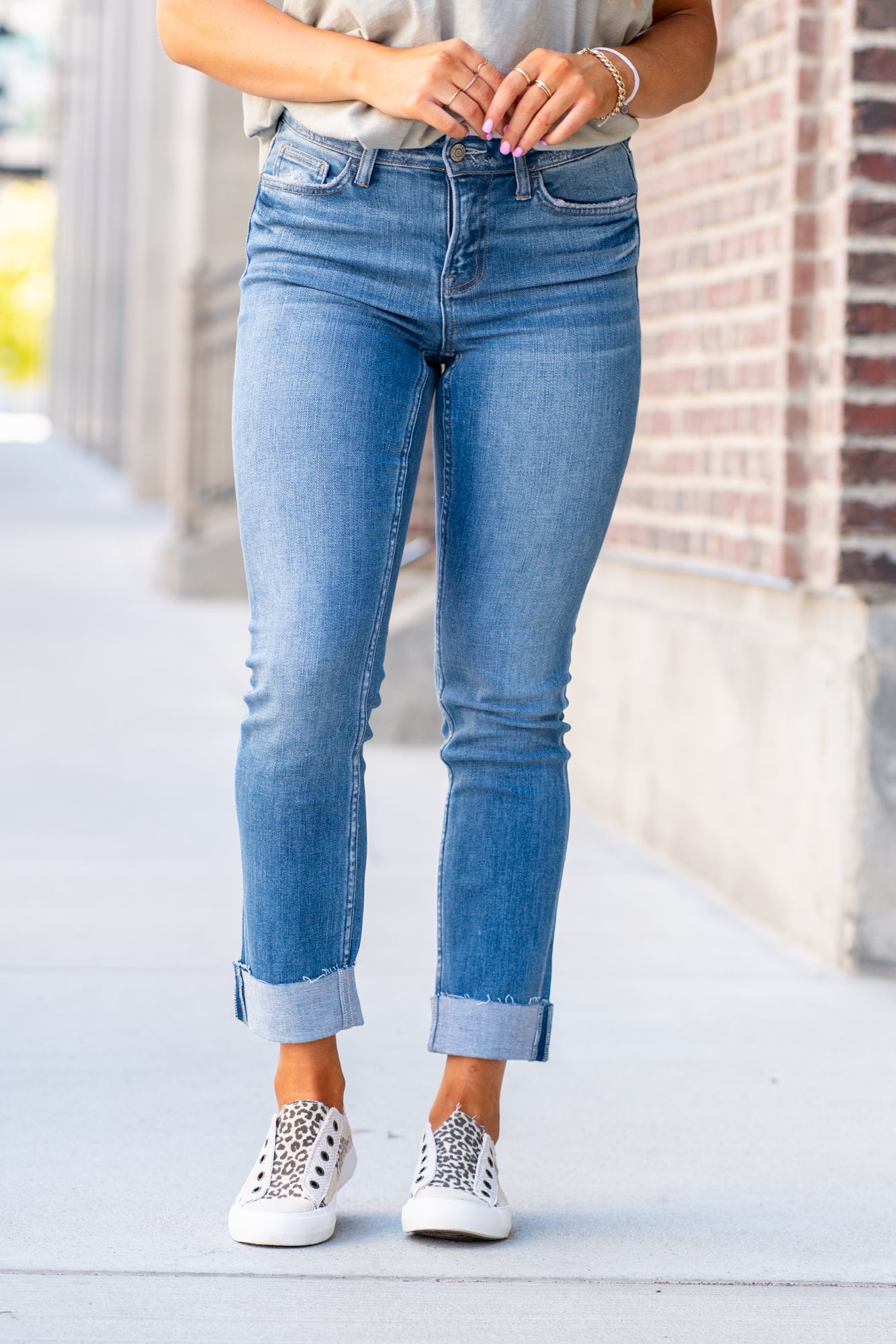 Flying Monkey Jeans A comfortable mid-rise stretchy denim with a straight leg fit and cuffed hem make these straight-leg jeans perfect for spring. Name: Janet Cut: Mom Fit, 27" Inseam Rise: Mid Rise, 9.75" Front Rise 92.5% COTTON 5.5% POLYESTER 2% SPANDEX Stitching: Classic Style #: F4121 Contact us for any additional measurements or sizing. *Measured on the smallest size, measurements may vary by size.