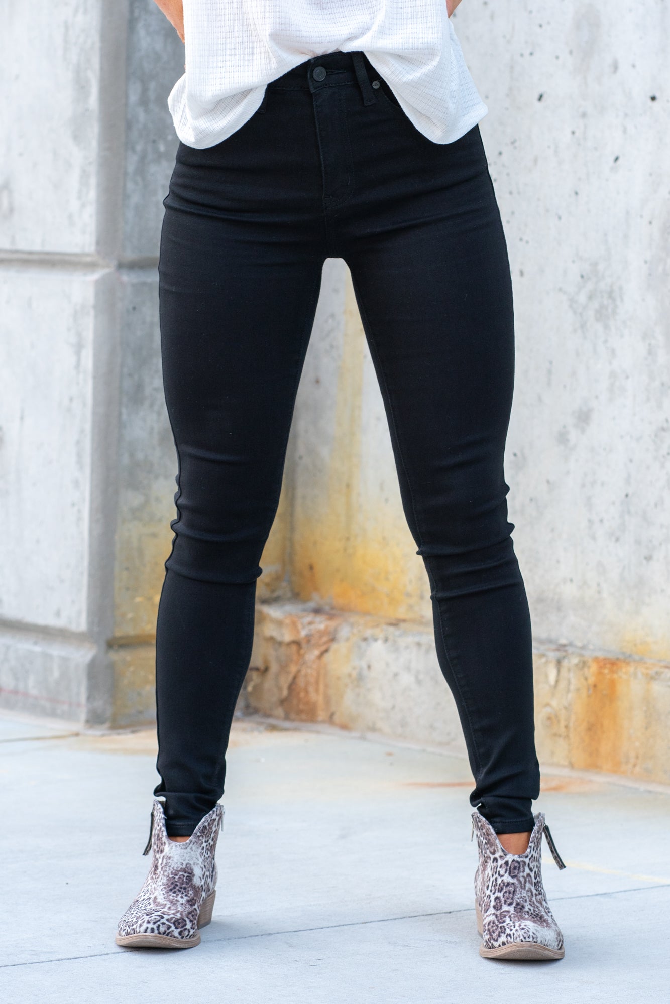 KanCan Jeans Collection: Core Style Color: Dark Black Wash Cut: Skinny, 29.5" Inseam* Rise: High Rise, 10.5" Front Rise* 70%COTTON, 28%POLYESTER, 2%SPANDEX Stitching: Classic Fly: Zipper Style #: KC11253BK Contact us for any additional measurements or sizing *Measured on the smallest size, measurements may vary by size.