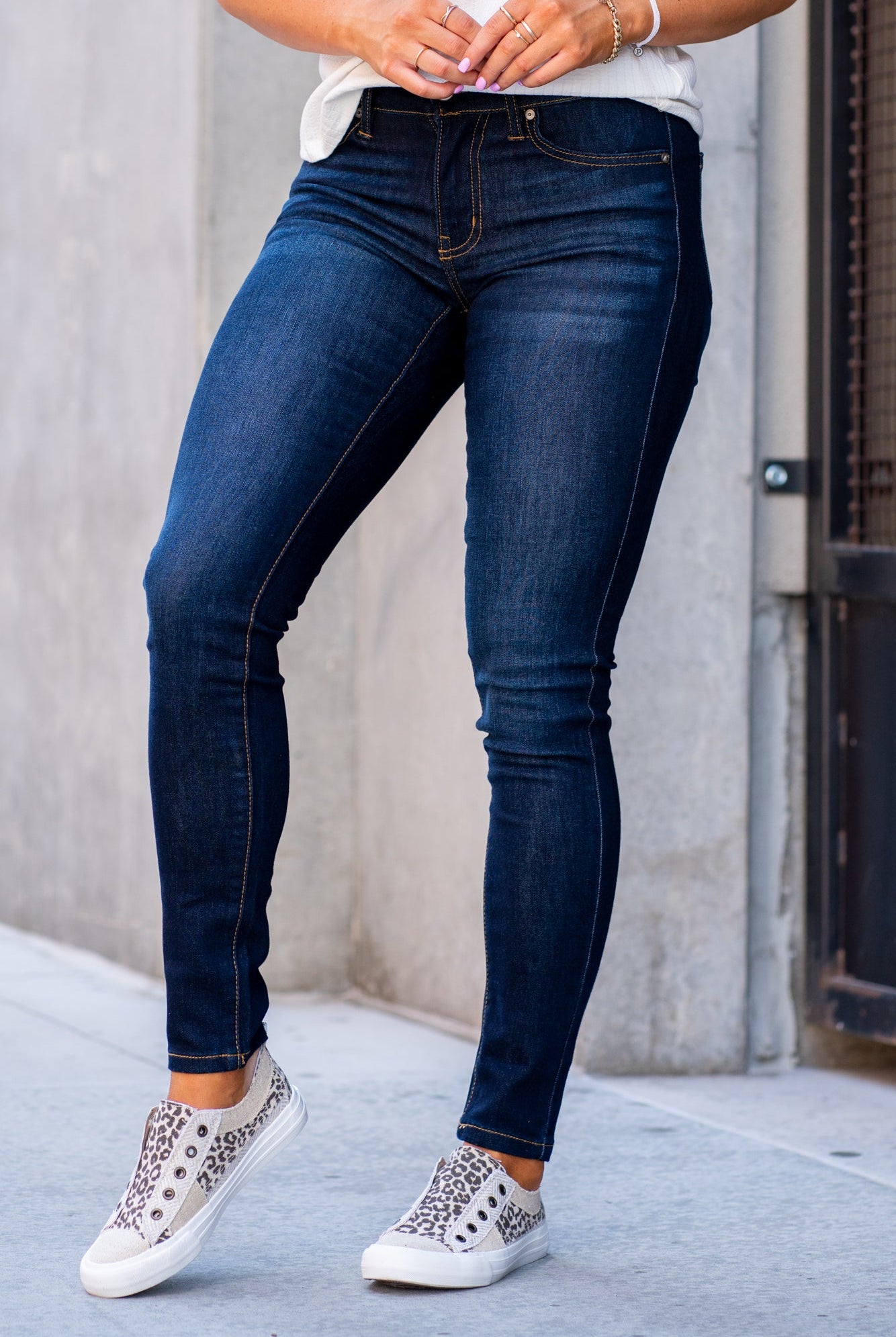 KanCan Jeans Collection: Core Style Color: Dark Wash Cut: Skinny, 29.5" Inseam* Rise: Mid-Rise, 8.5" Front Rise* 67% COTTON, 25% POLYESTER, 7% RAYON, 1% SPANDEX Stitching: Classic Fly: Zipper Style #: KC11245SD Contact us for any additional measurements or sizing. *Measured on the smallest size, measurements may vary by size.