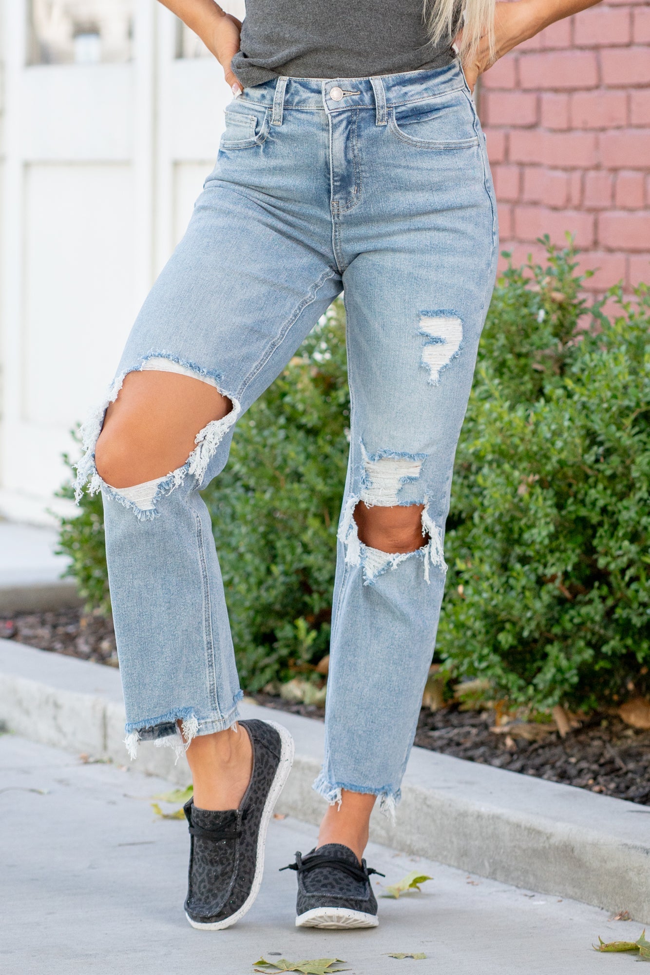 VERVET by Flying Monkey Jeans Introducing the 90's Dad Jean, a nostalgic fashion piece that brings back the essence of the '90s. Crafted from comfortable stretch denim, these jeans feature a high-rise waist for a classic look. Their loose fit provides ultimate comfort, while distressed details add a touch of vintage character. The frayed hem and cropped length complete the '90s dad jeans style, all in a fashionable light wash.