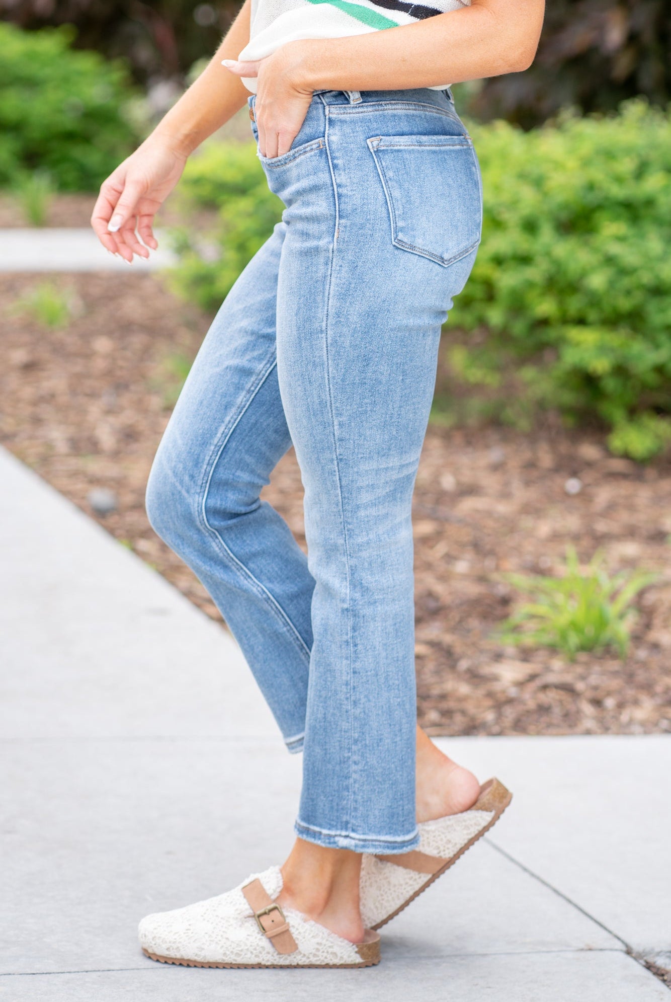 VERVET Women's Jeans Robust Alison Mid Rise Kick Flare Medium Blue Wash T5854