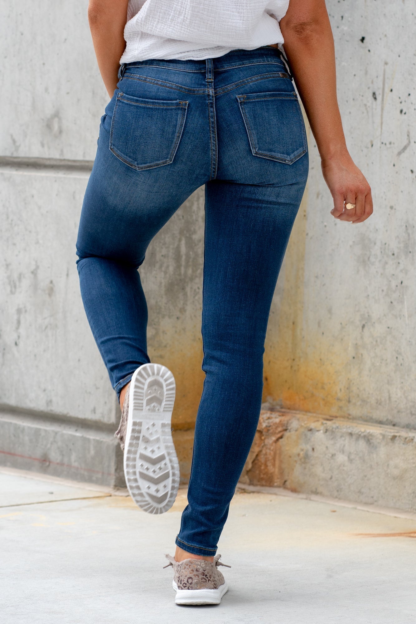 KanCan Jeans KanCan Stretch Level: Stretchy Color: Dark Wash Cut: Skinny, 29.5" Inseam Rise: Mid-Rise, 8.5" Front Rise Cotton 67%Polyester 25% Rayon 6% Spandex 2% Stitching: Classic Fly: Zipper Style #: KC7092D Contact us for any additional measurements or sizing. *Measured on the smallest size, measurements may vary by size. Sarah wears a size 25 in jeans, a small in tops, and 8 in shoes. She is wearing size 25 in these jeans.