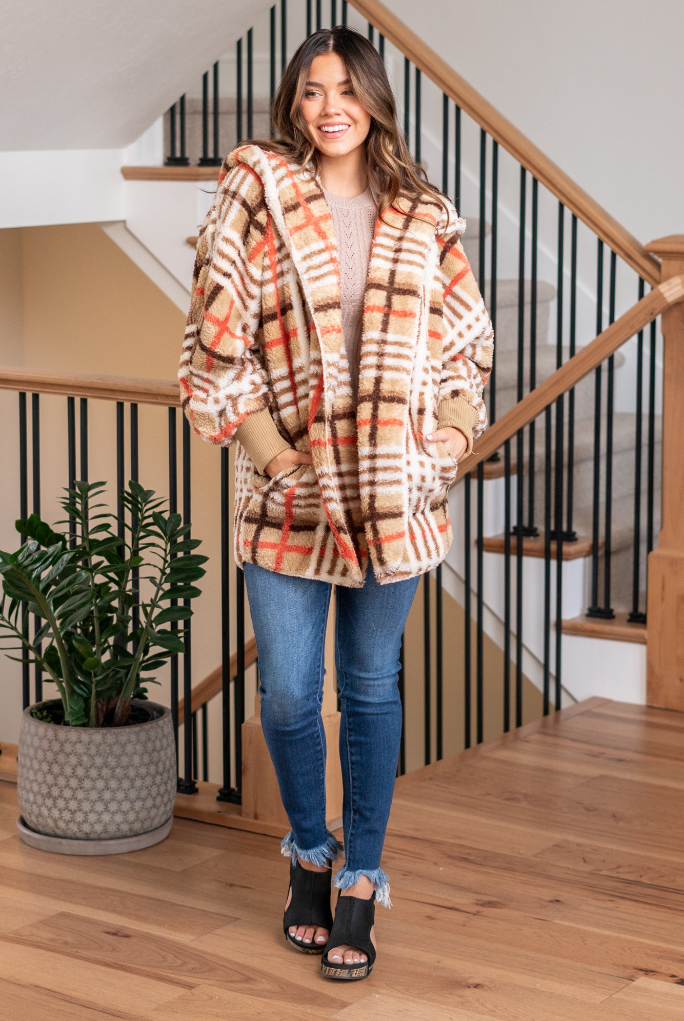Hem & Thread This is that cozy jacket you will throw on every day and go! One size fits most with an open neckline and long sleeves and side pockets. Color: Taupe Mix Neckline: Open Sleeve: Long 100% POLYESTER Style #: 19378C-TaupeMix
