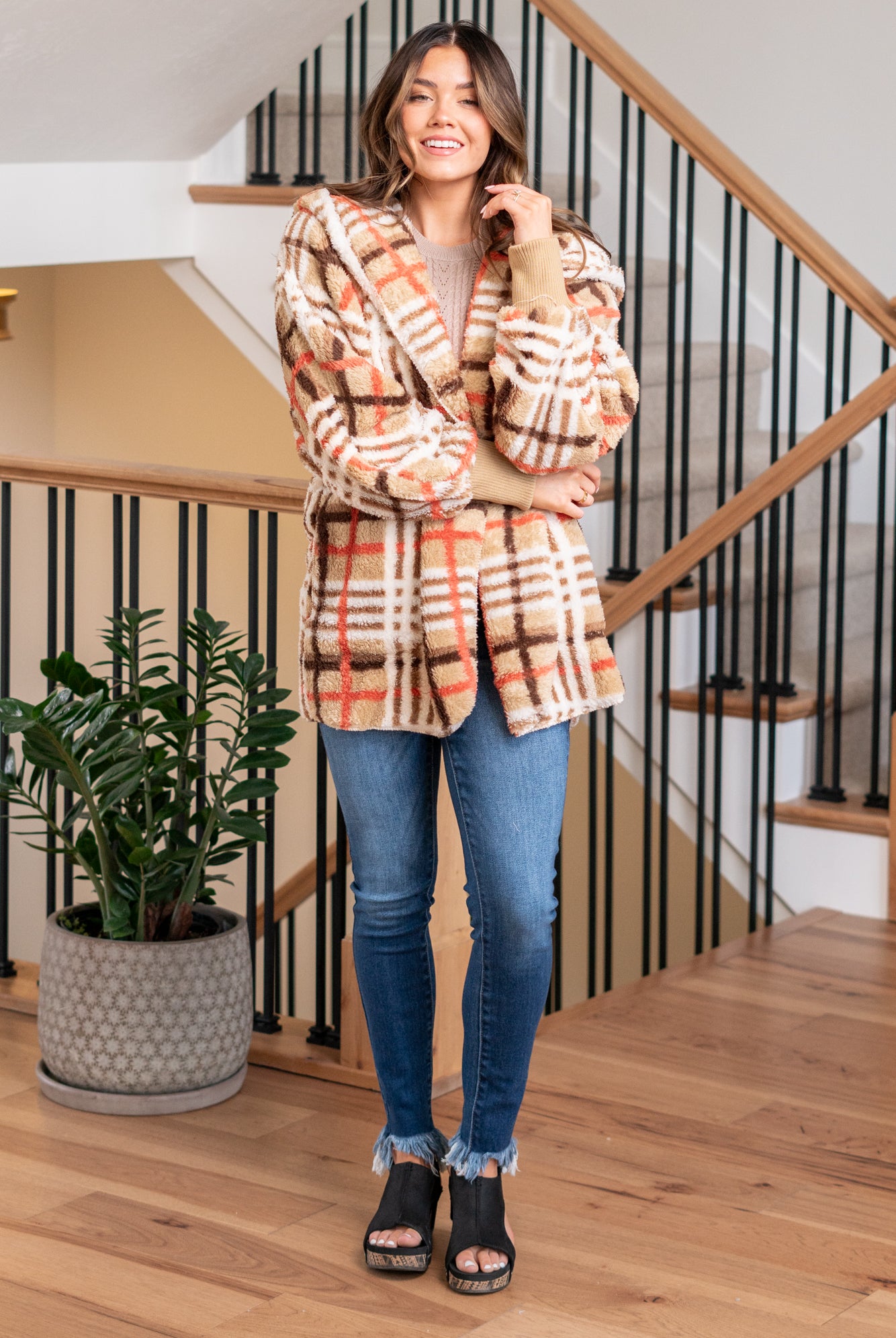 Hem & Thread This is that cozy jacket you will throw on every day and go! One size fits most with an open neckline and long sleeves and side pockets. Color: Taupe Mix Neckline: Open Sleeve: Long 100% POLYESTER Style #: 19378C-TaupeMix