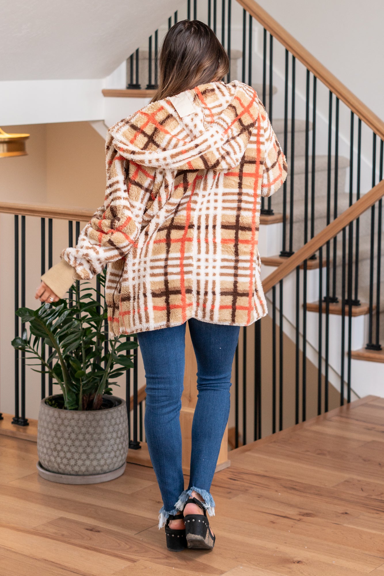 Hem & Thread This is that cozy jacket you will throw on every day and go! One size fits most with an open neckline and long sleeves and side pockets. Color: Taupe Mix Neckline: Open Sleeve: Long 100% POLYESTER Style #: 19378C-TaupeMix