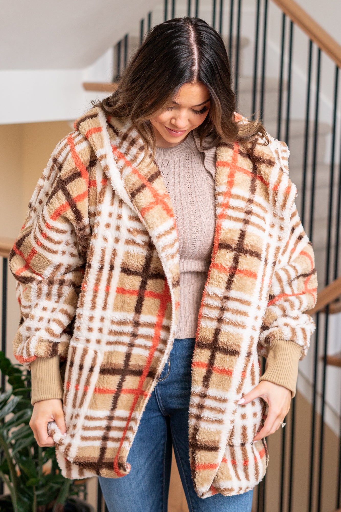 Hem & Thread This is that cozy jacket you will throw on every day and go! One size fits most with an open neckline and long sleeves and side pockets. Color: Taupe Mix Neckline: Open Sleeve: Long 100% POLYESTER Style #: 19378C-TaupeMix