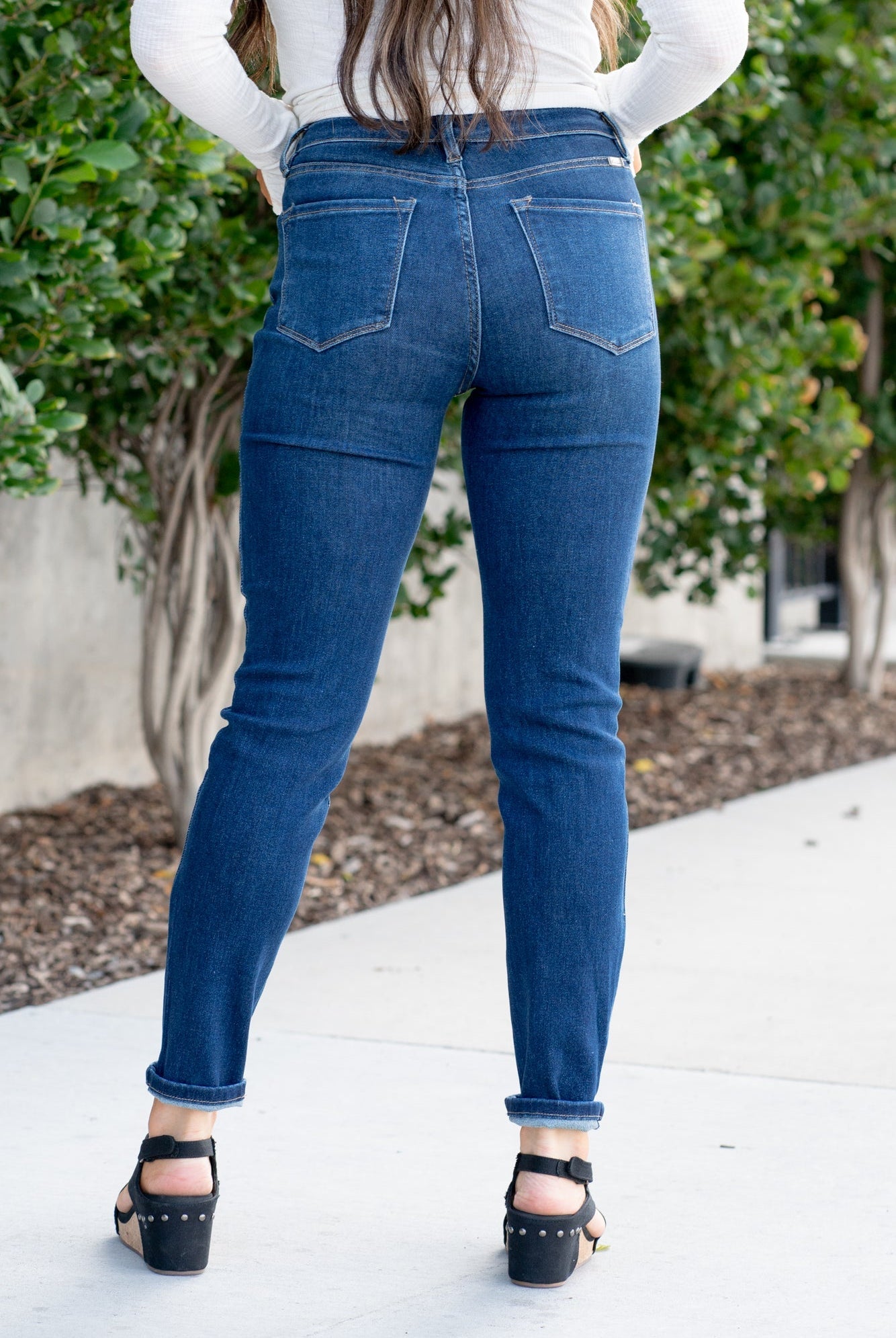 KanCan Jeans With a high waist and cigarette straight fit, these will be your go-to jeans that will never go out of style. Color: Dark Blue Cut: Straight Fit, 29" Inseam* Rise: High-Rise, 10.5" Front Rise* 75%COTTON, 23%TENCEL 2%SPANDEX Fly: Zipper Style #: KC4009D Contact us for any additional measurements or sizing. *Measured on the smallest size, measurements may vary by size.